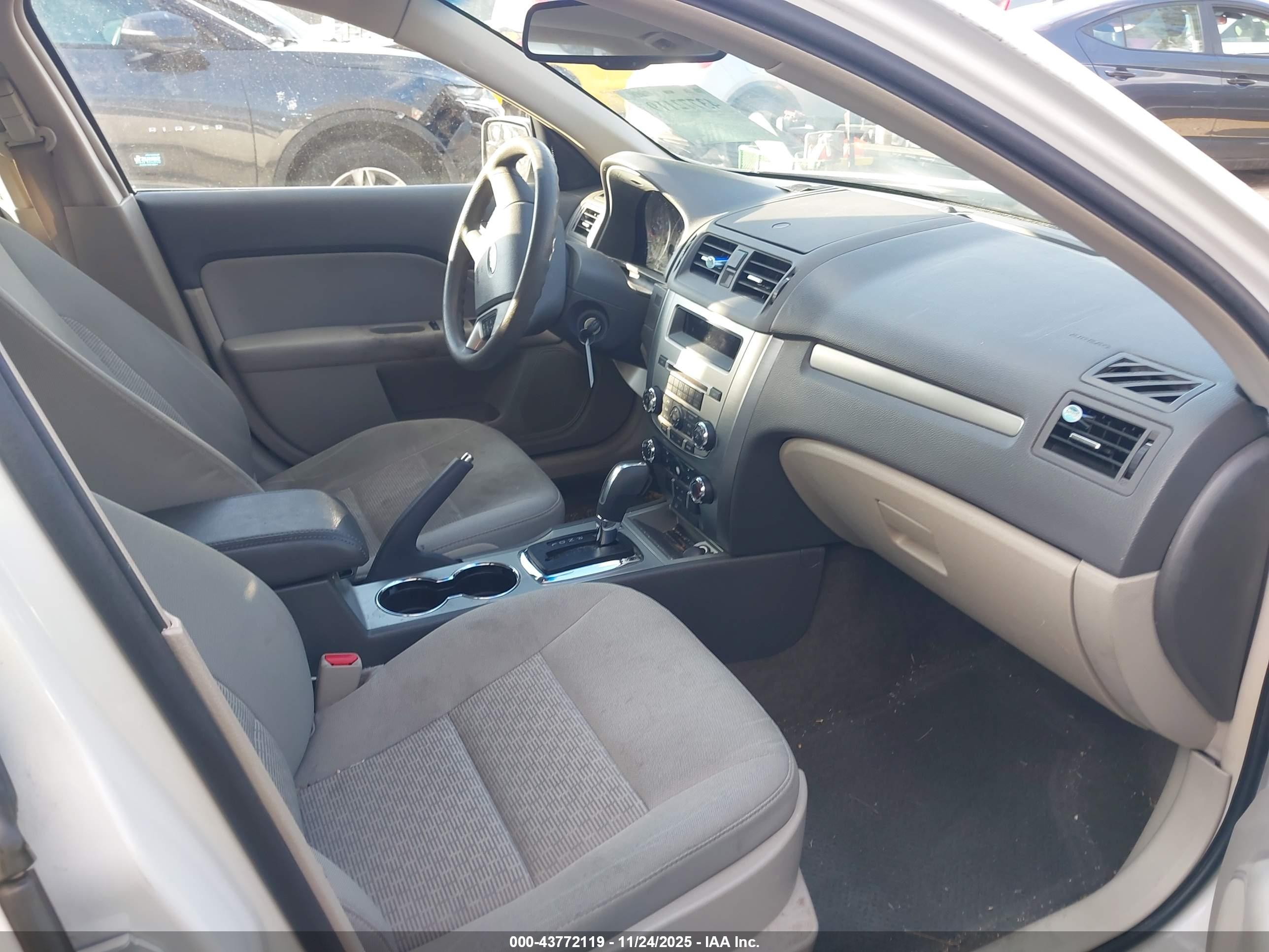 FORD FUSION image 5