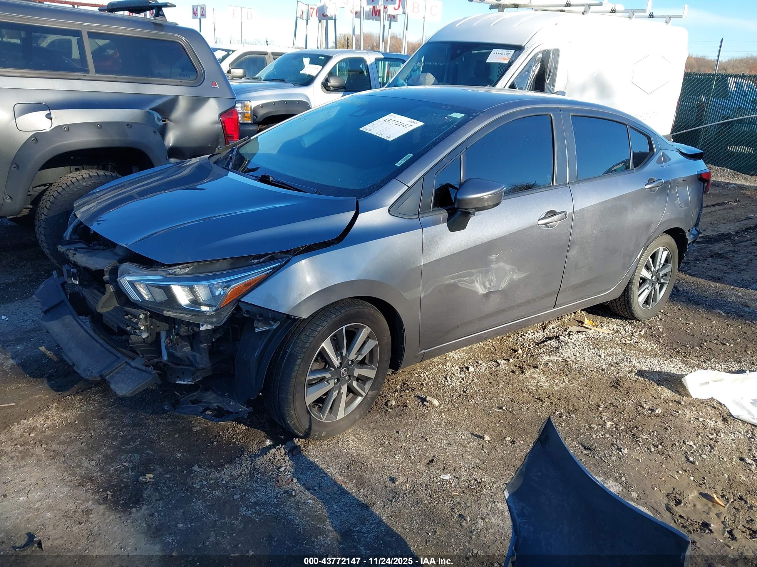 NISSAN VERSA image 2