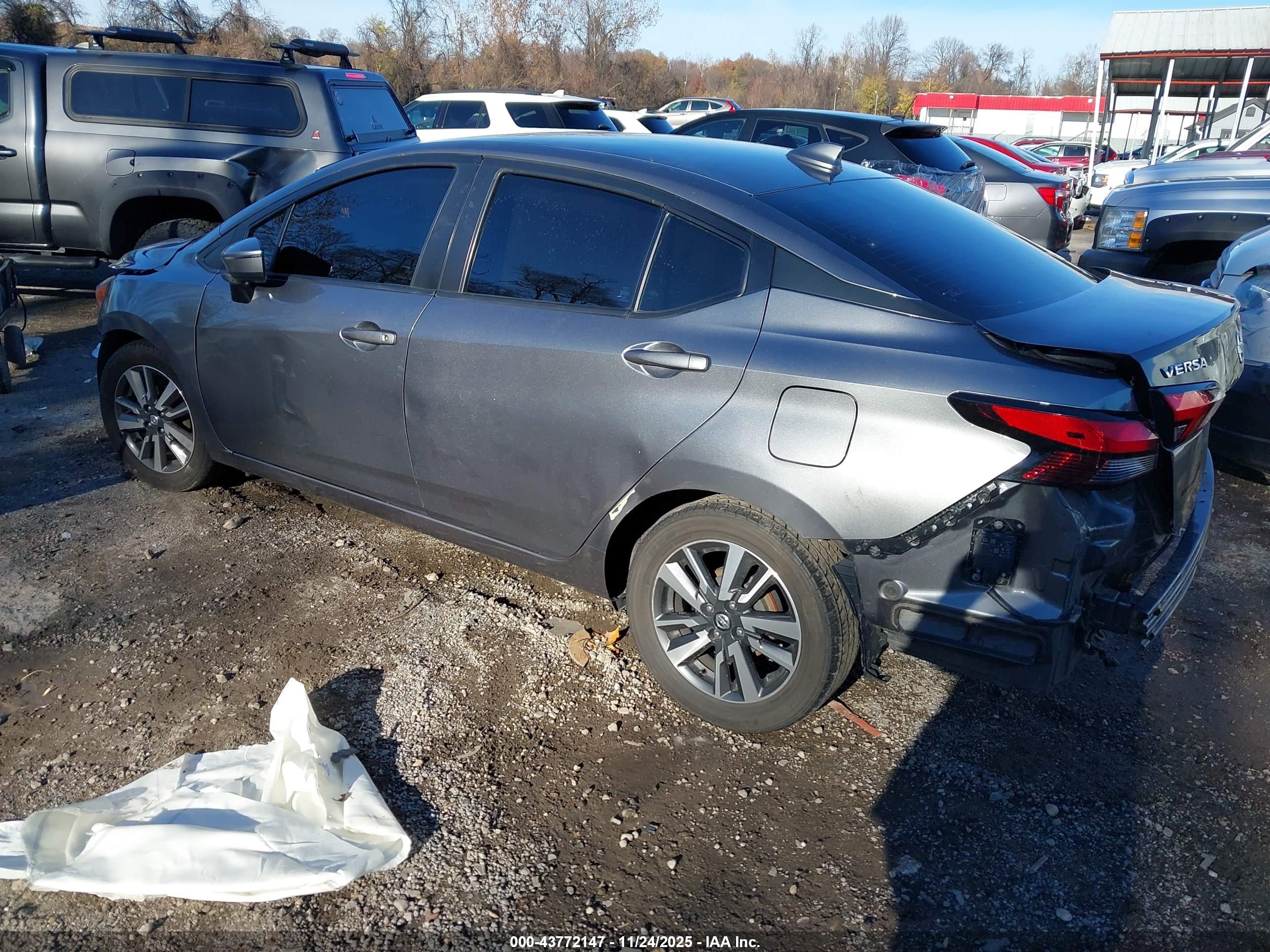 NISSAN VERSA image 3