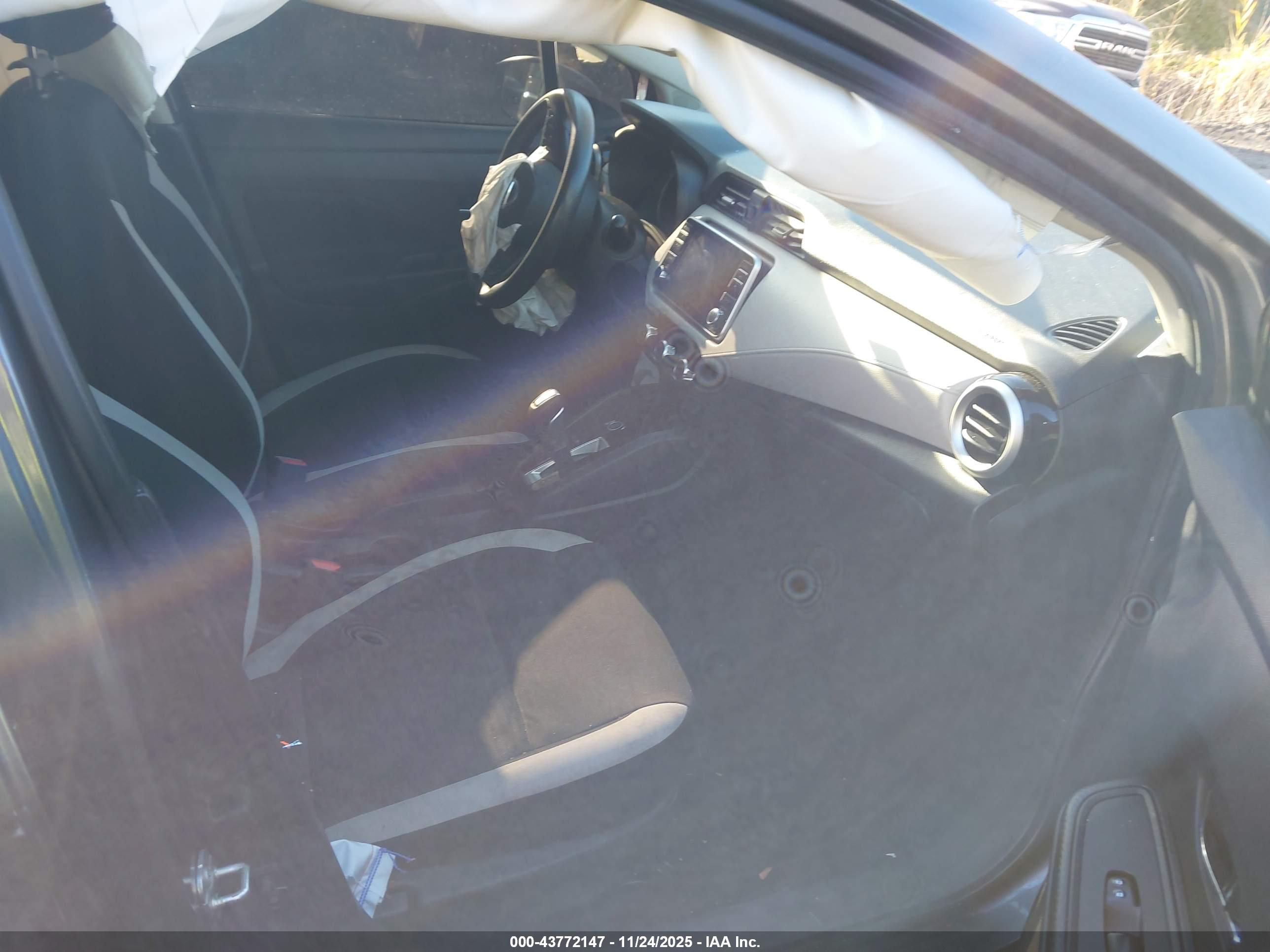 NISSAN VERSA image 5