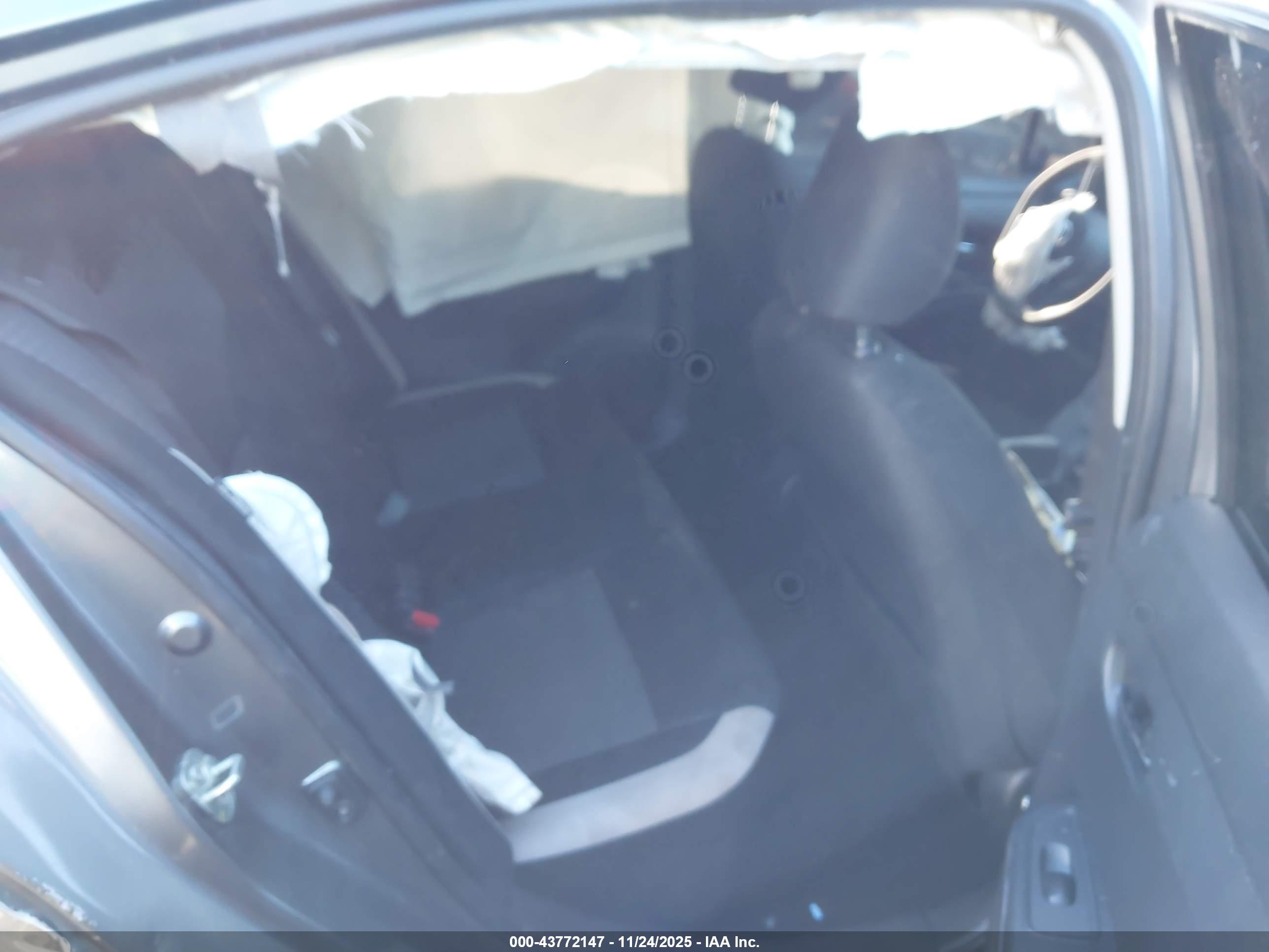NISSAN VERSA image 8