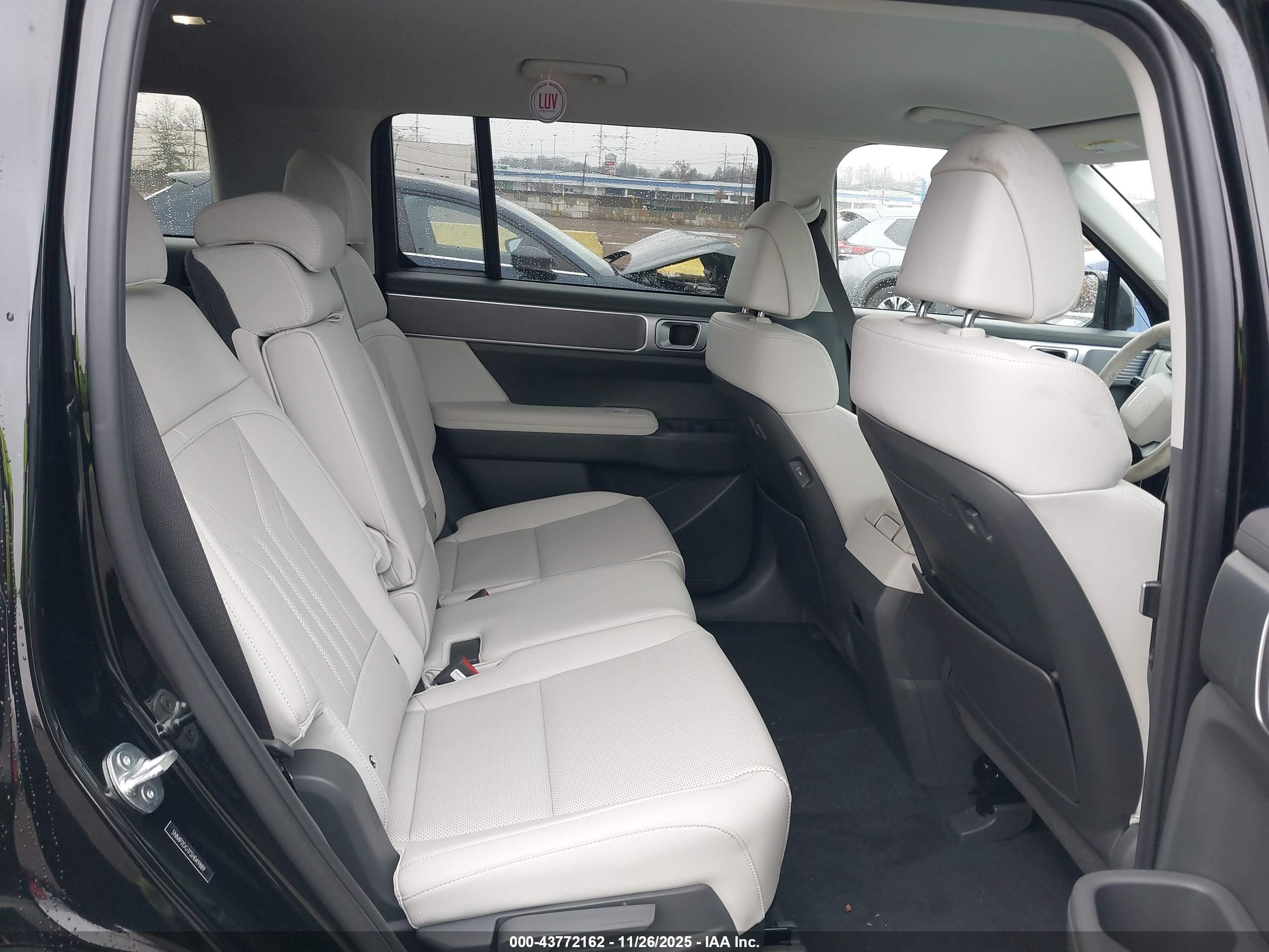 HYUNDAI SANTA image 8