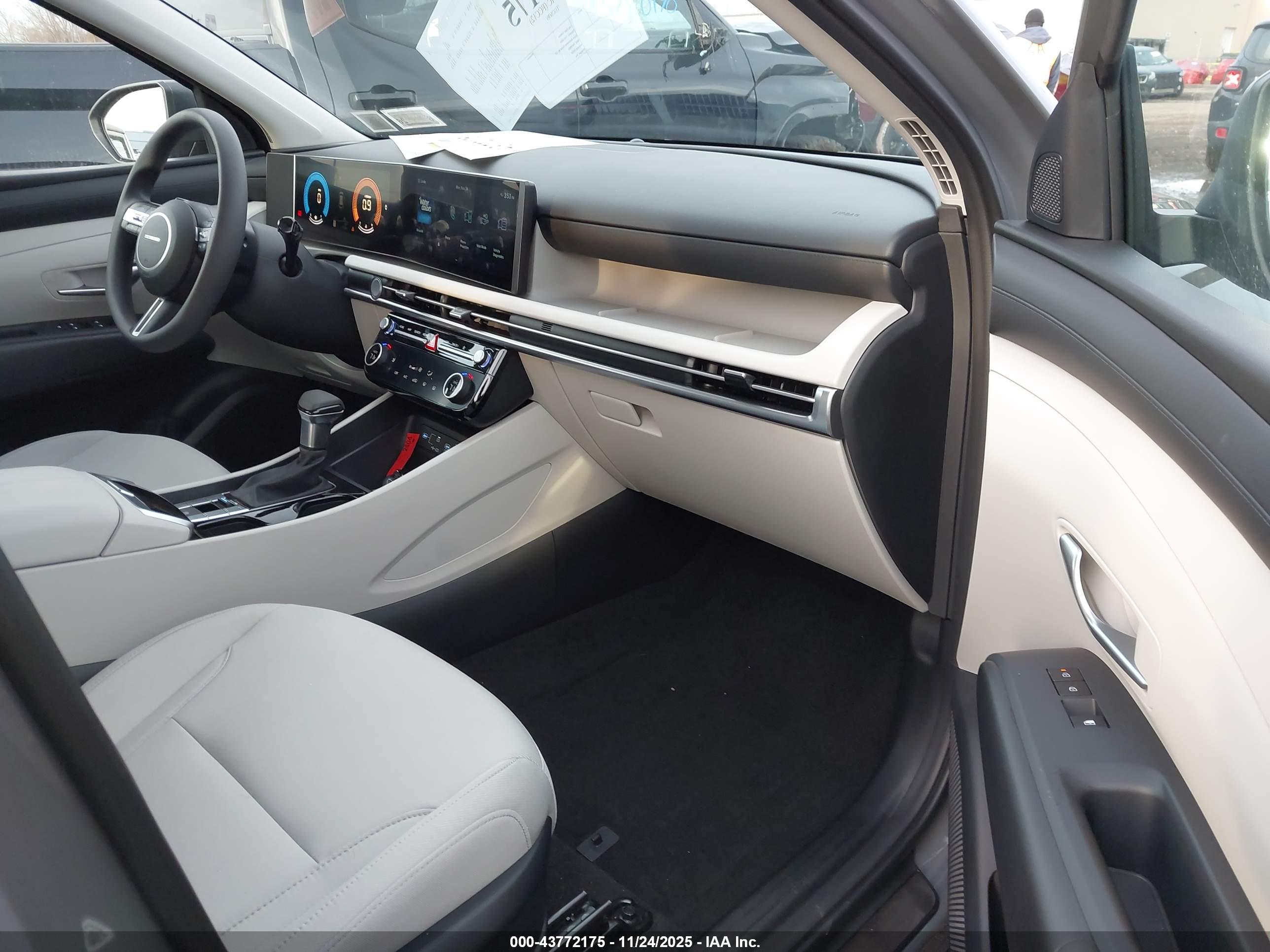 HYUNDAI TUCSON image 5
