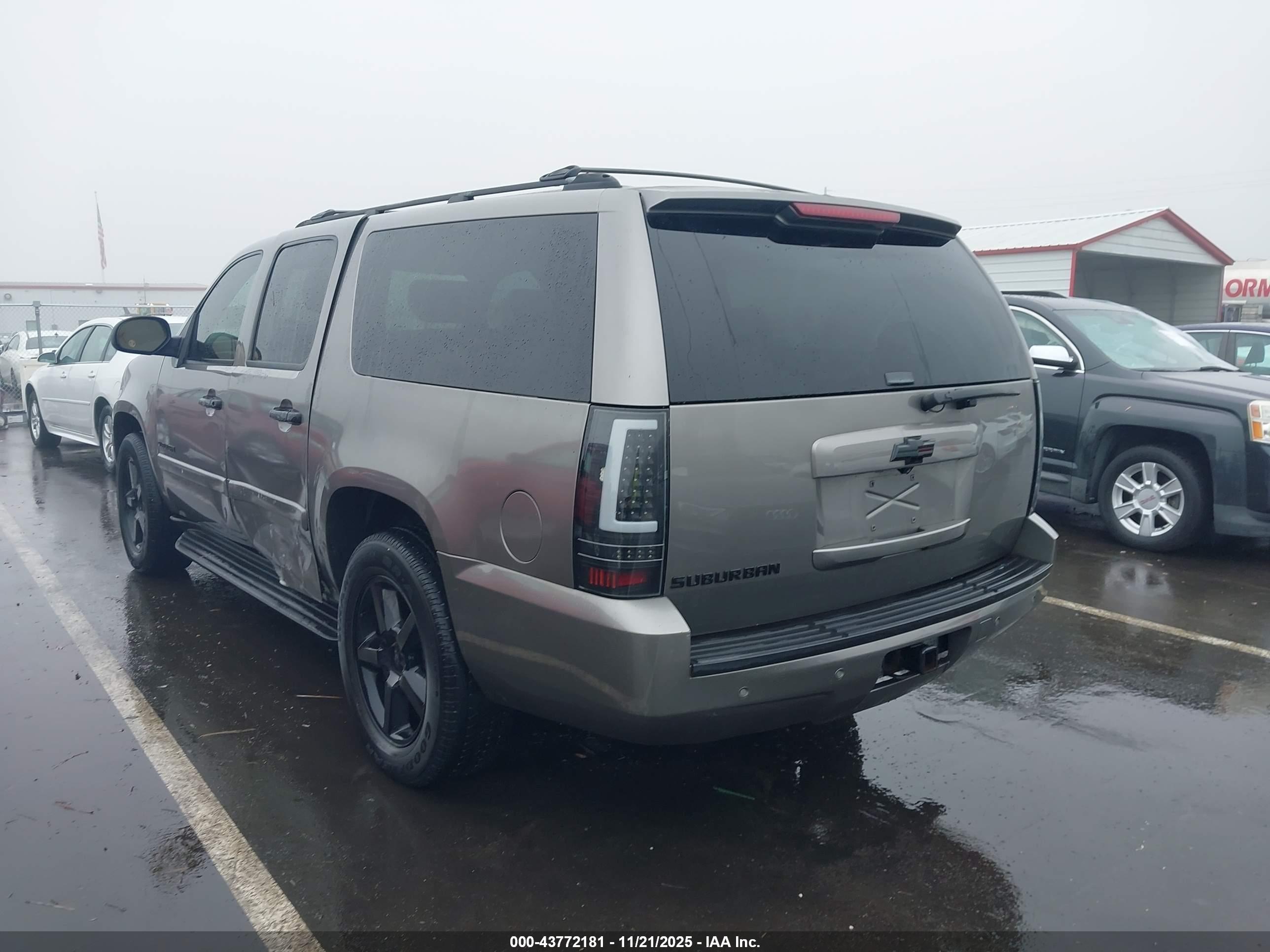 CHEVROLET SUBURBAN image 3