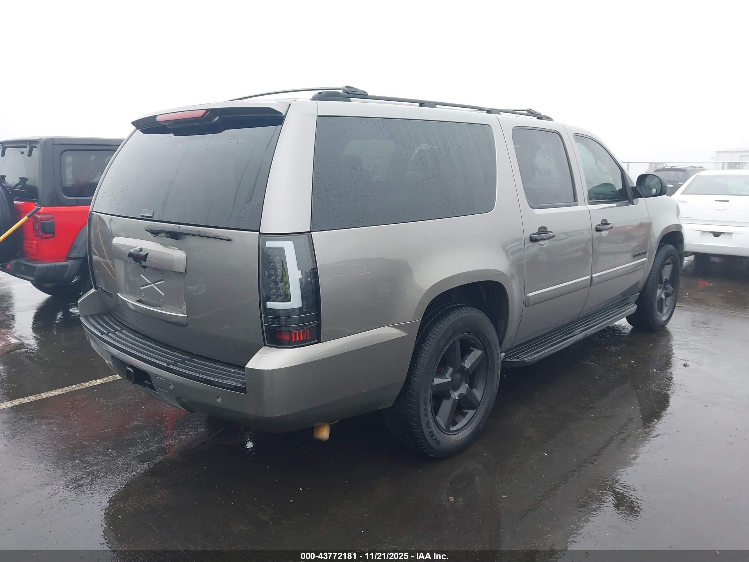 CHEVROLET SUBURBAN image 4