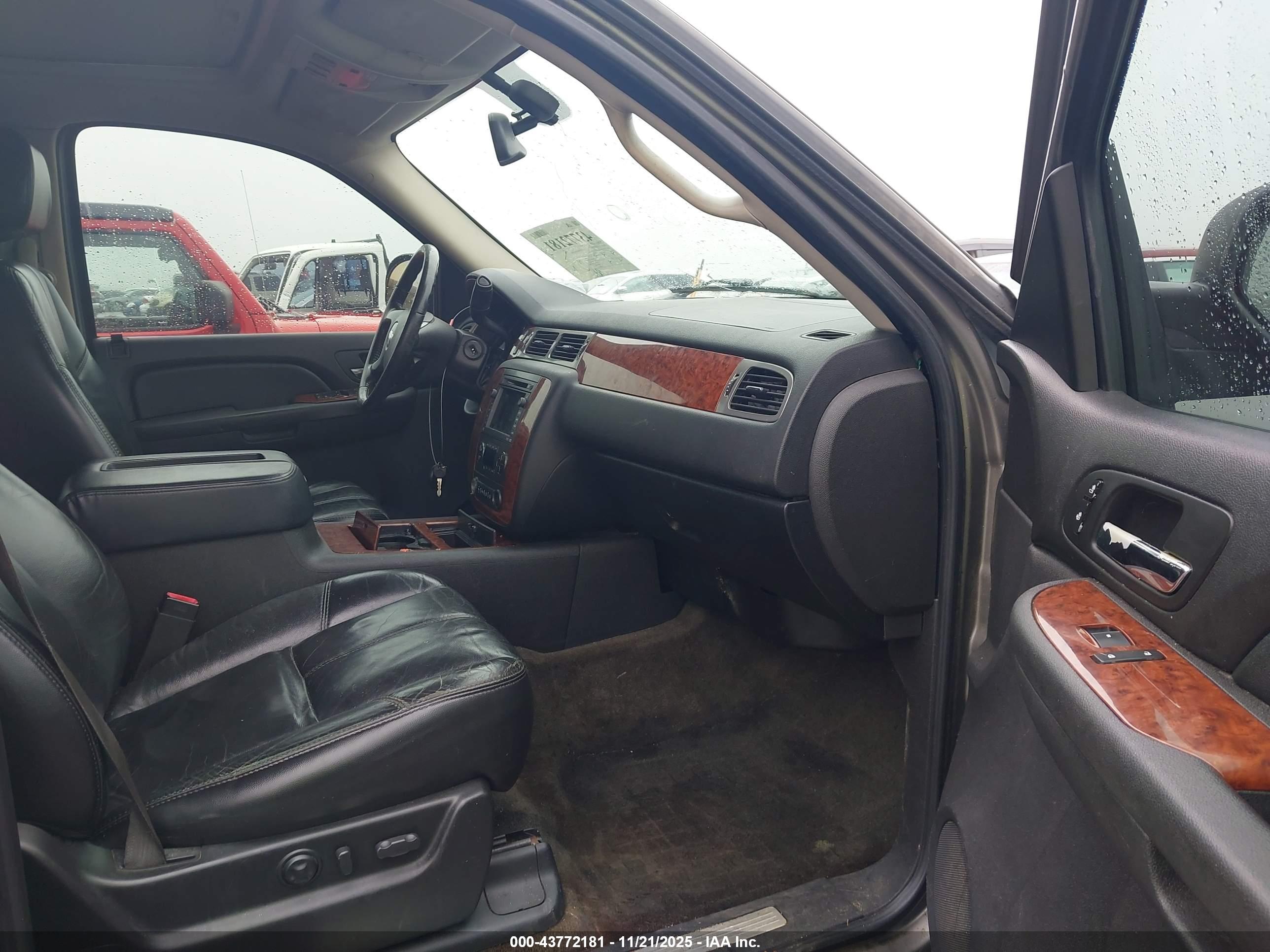 CHEVROLET SUBURBAN image 5