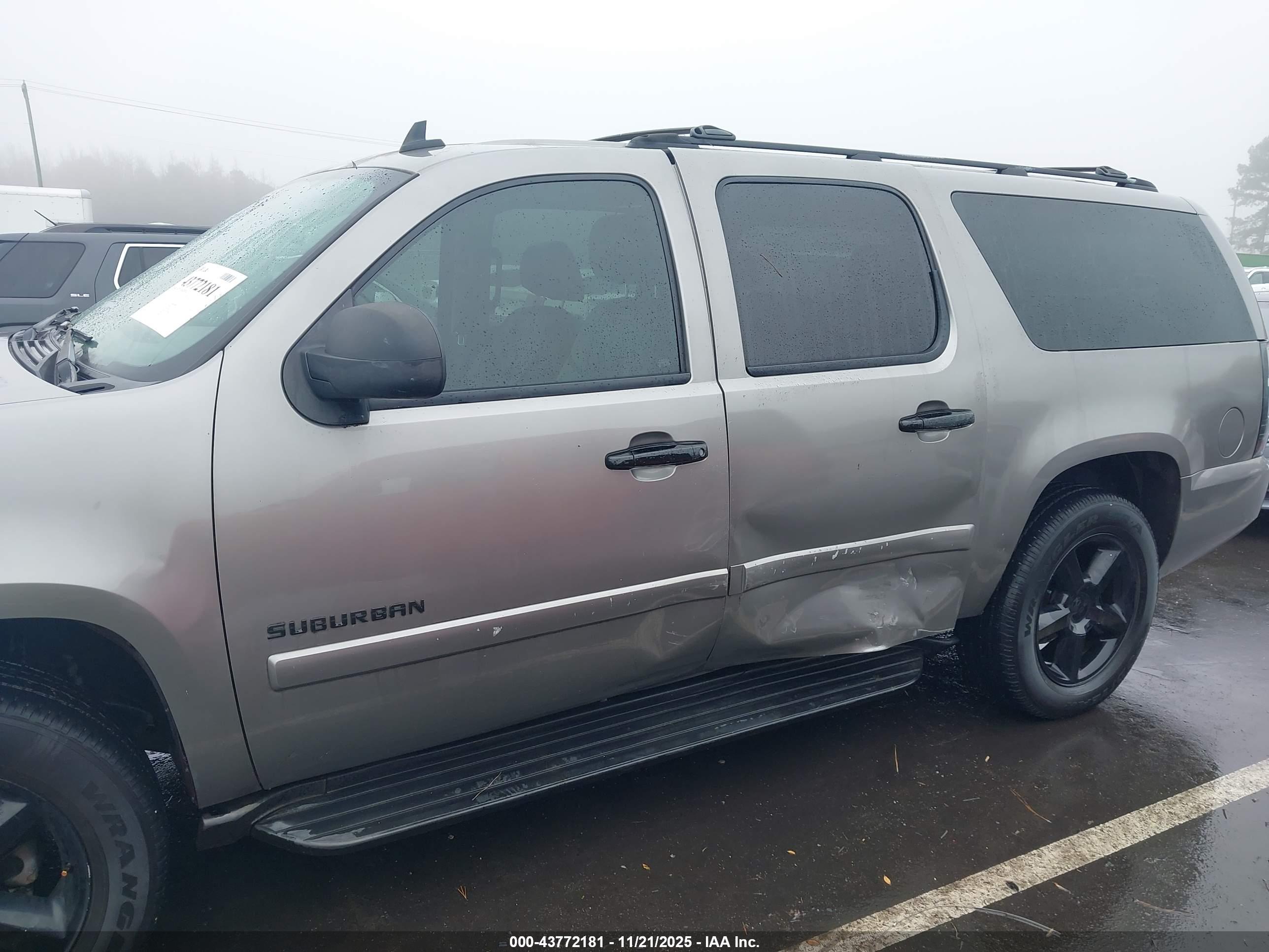 CHEVROLET SUBURBAN image 6