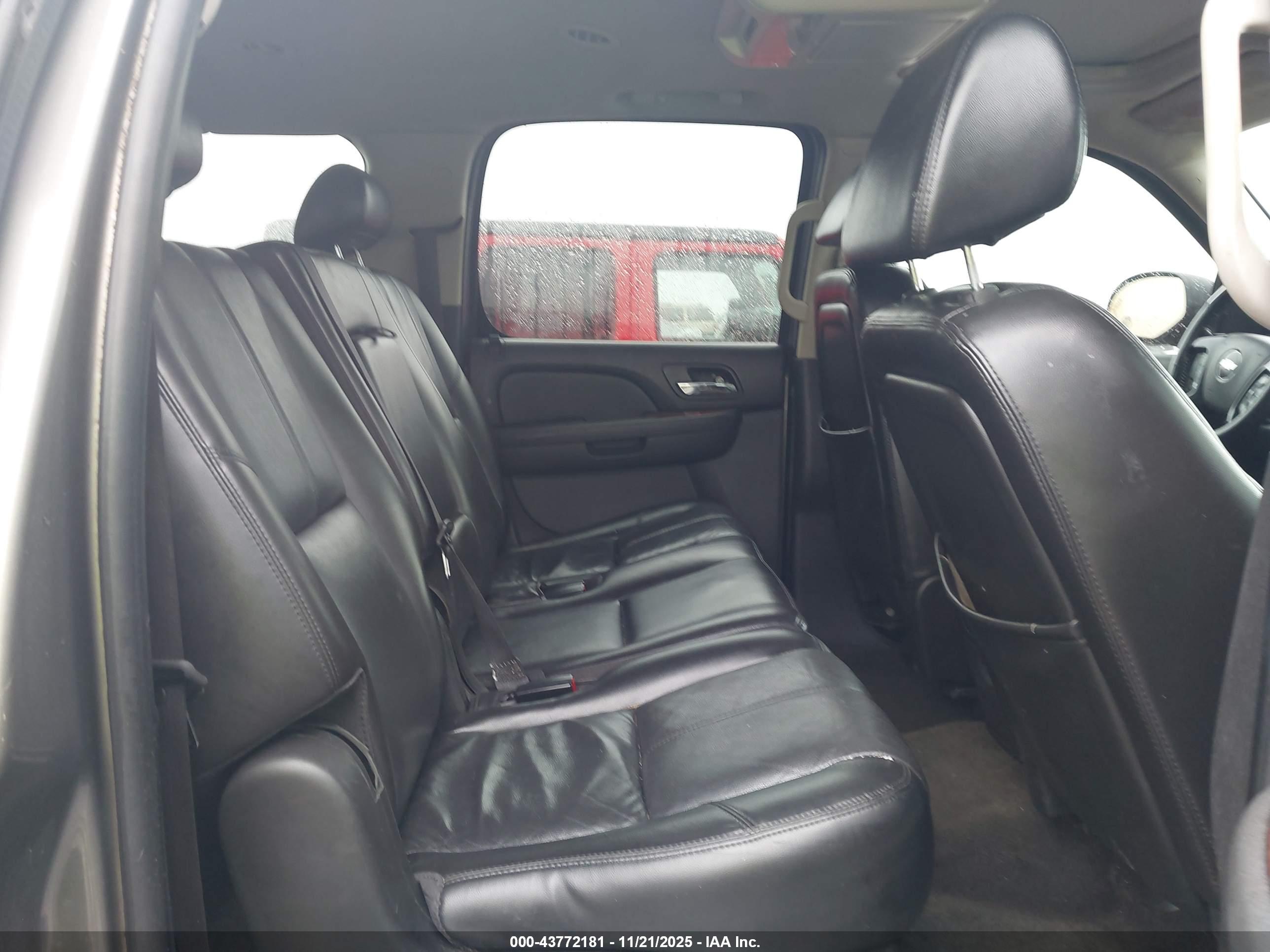 CHEVROLET SUBURBAN image 8