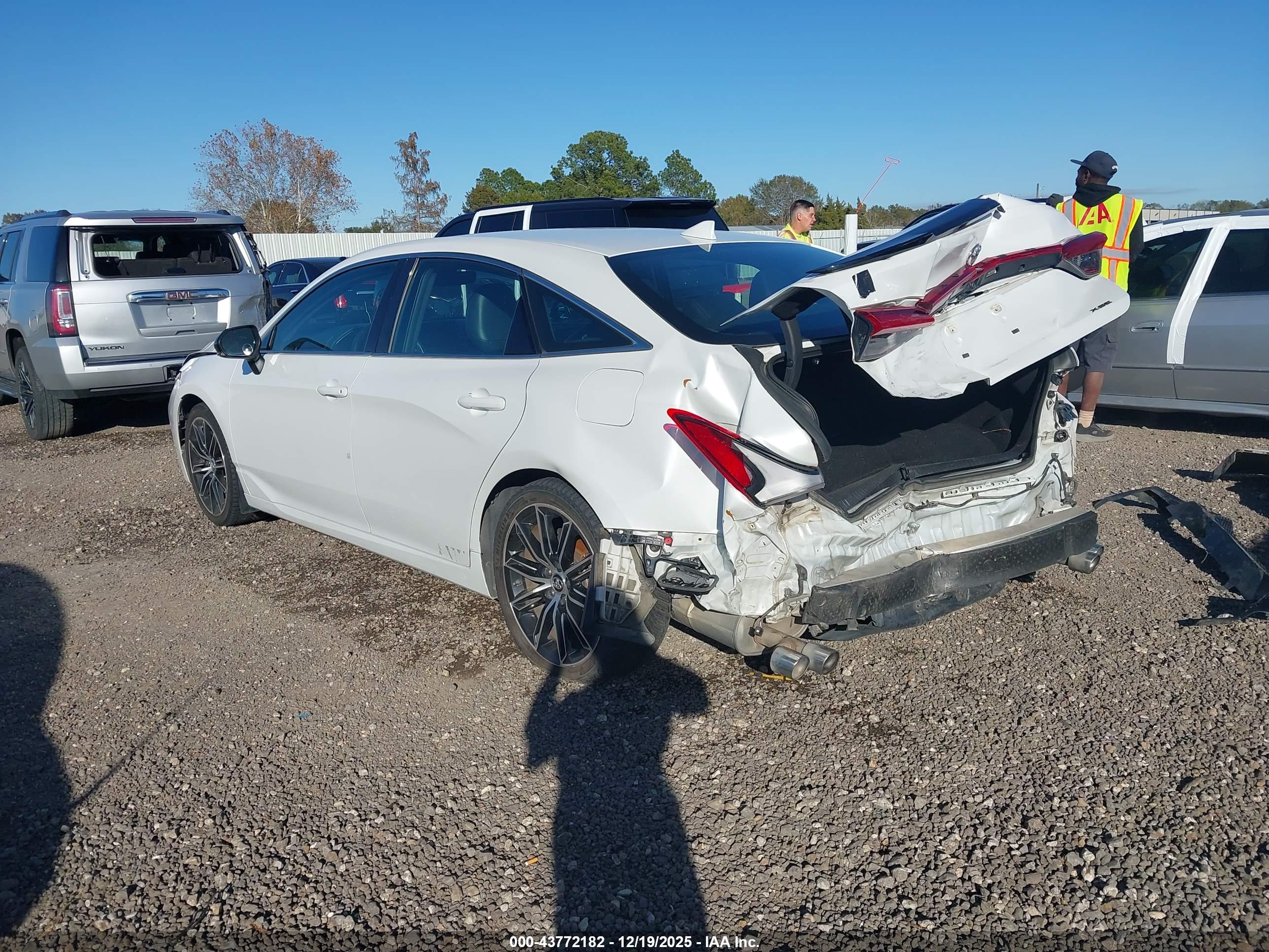 TOYOTA AVALON image 3
