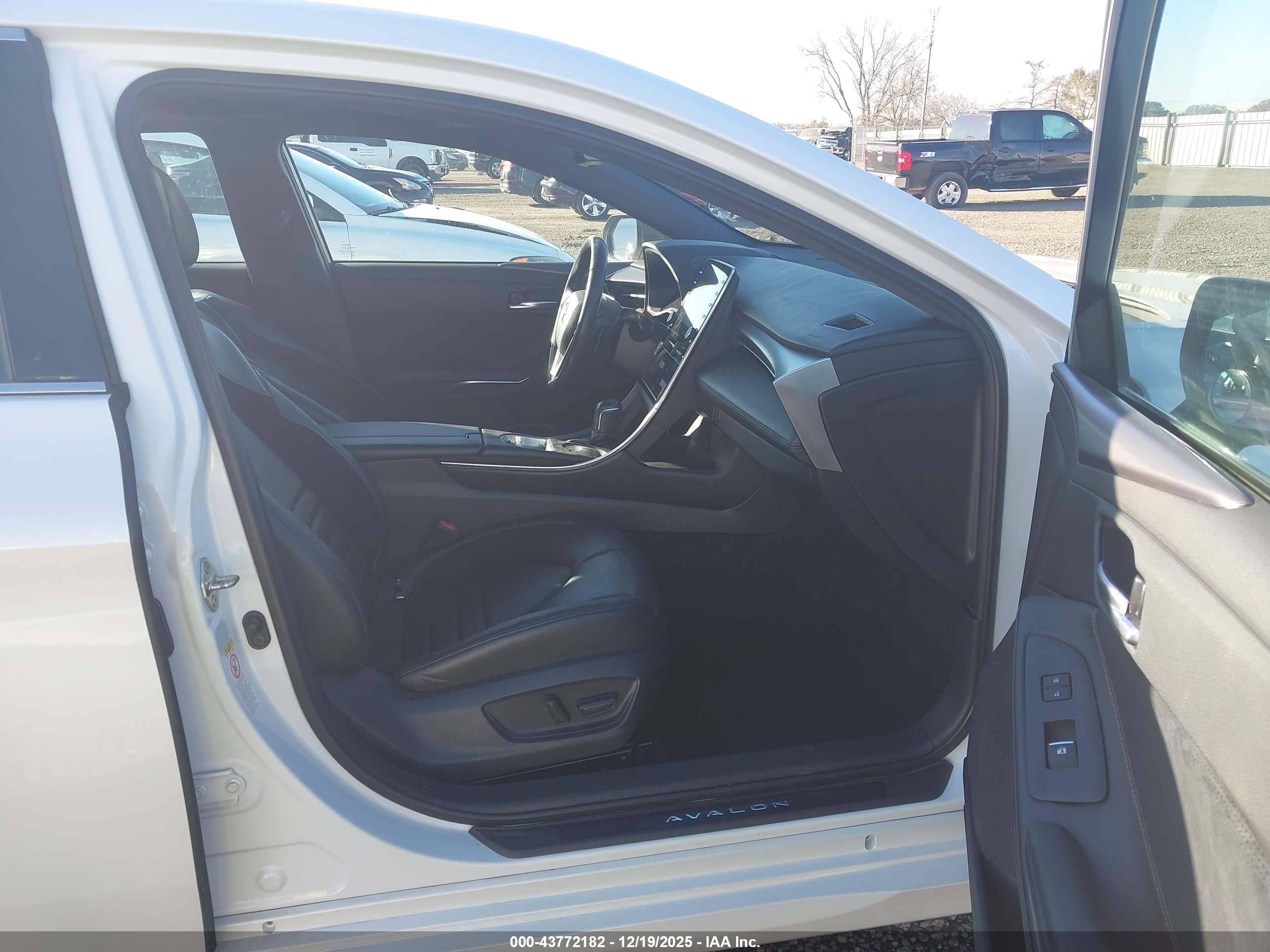 TOYOTA AVALON image 5
