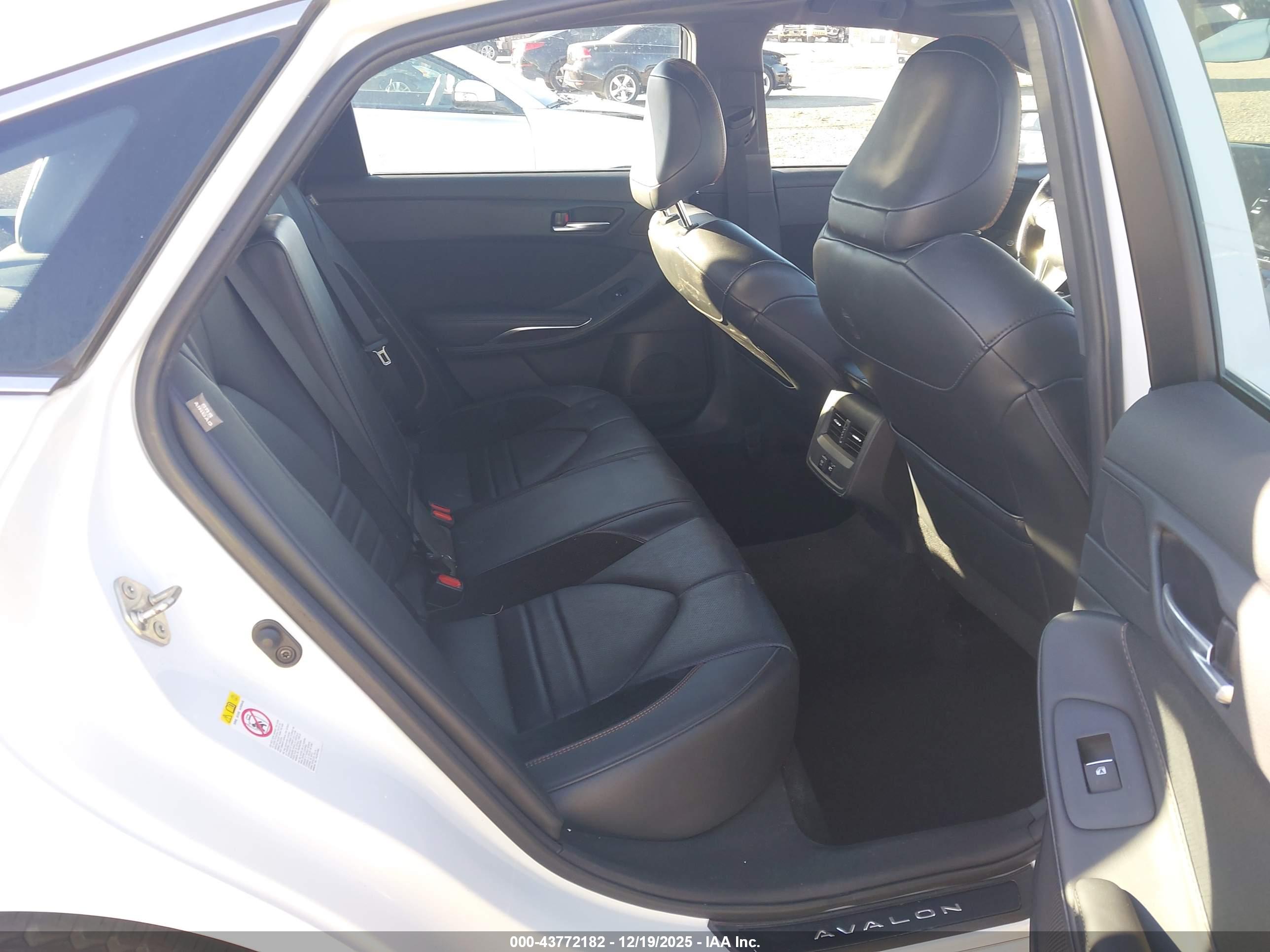 TOYOTA AVALON image 8