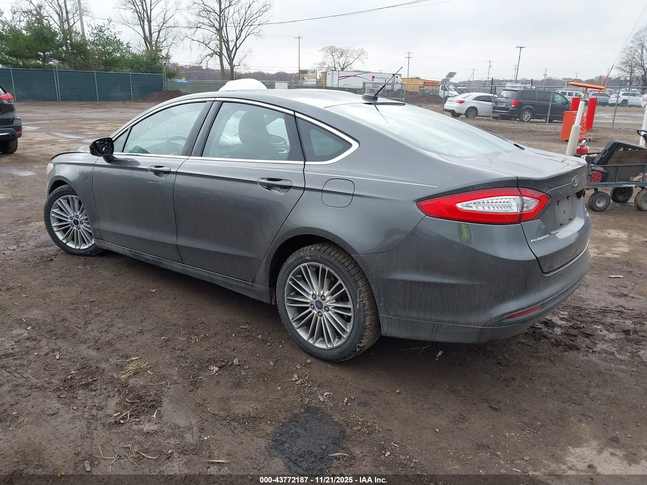 FORD FUSION image 3