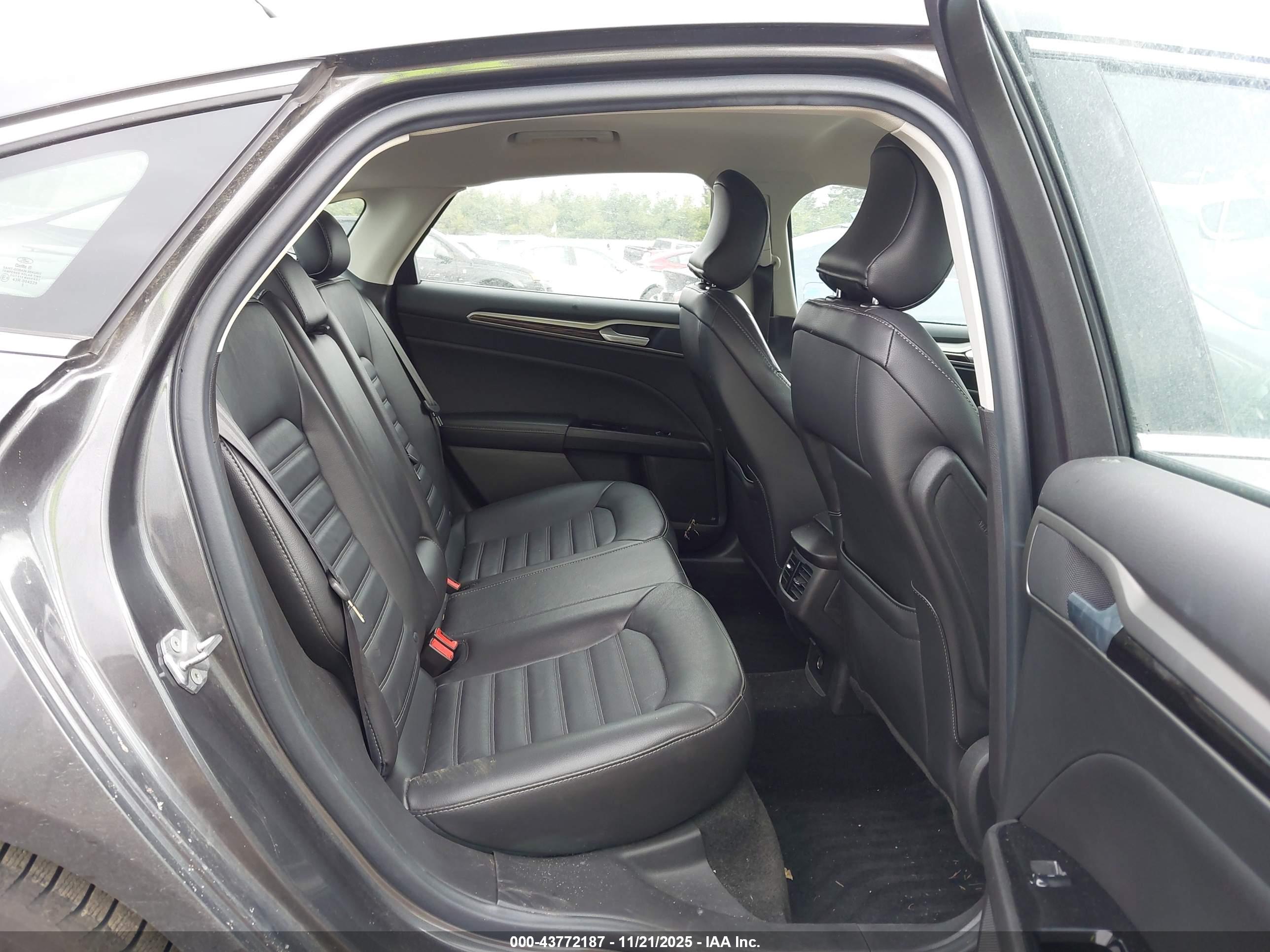 FORD FUSION image 8