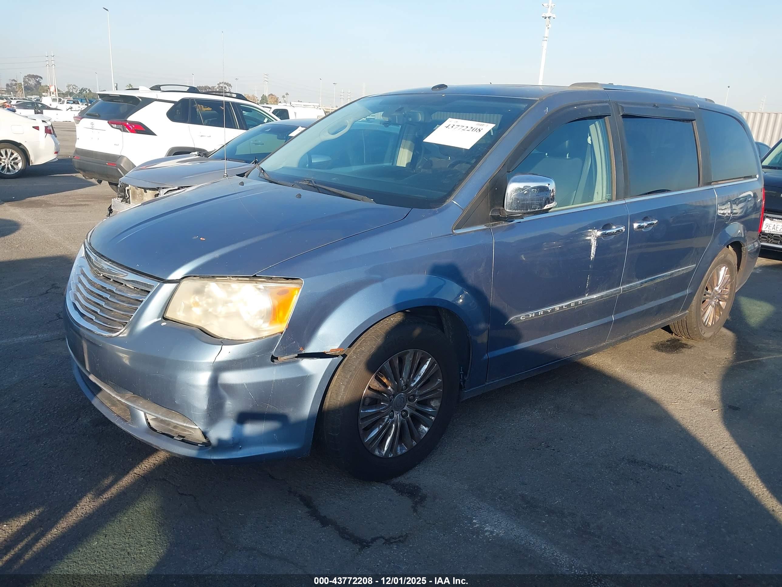 CHRYSLER TOWN image 2