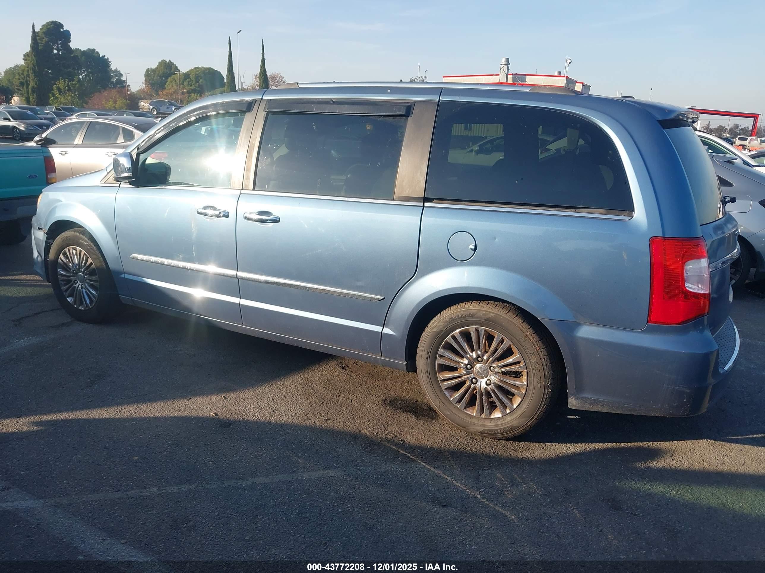 CHRYSLER TOWN image 3