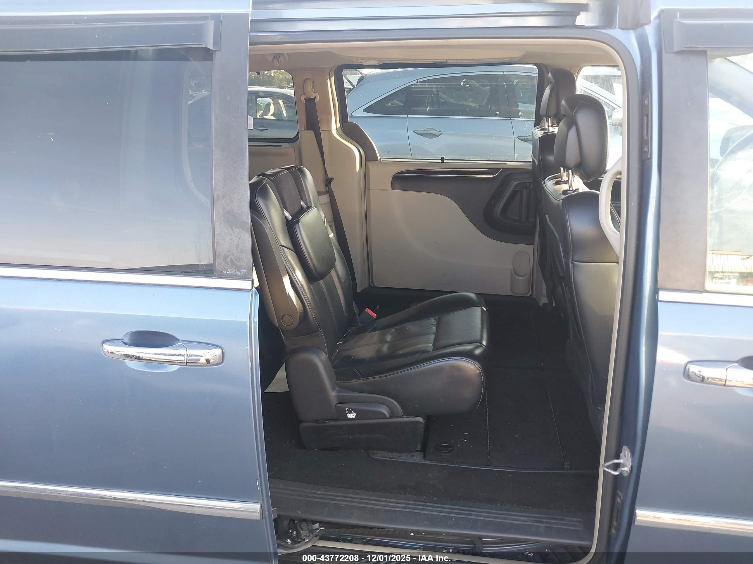 CHRYSLER TOWN image 8