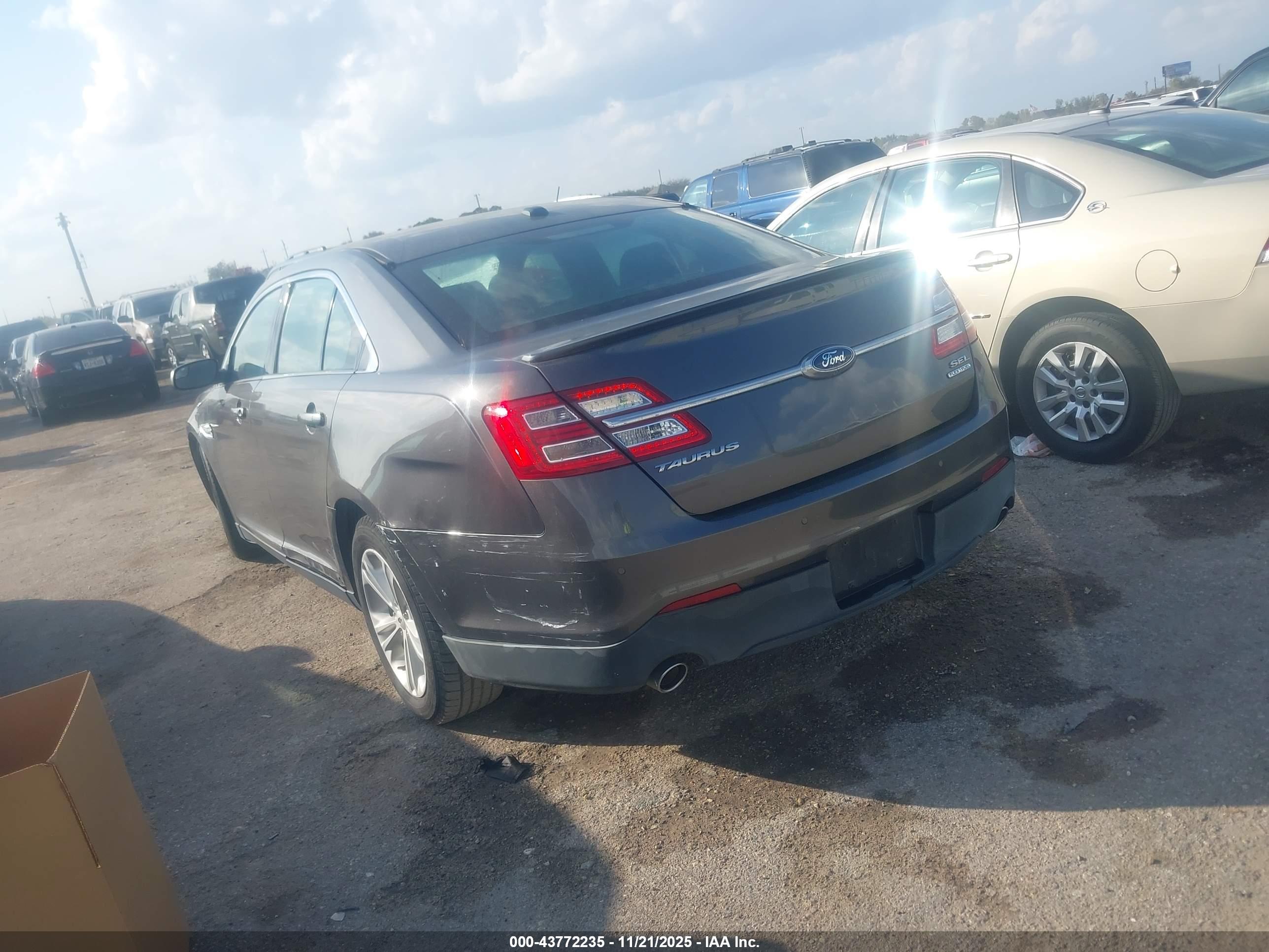 FORD TAURUS image 3