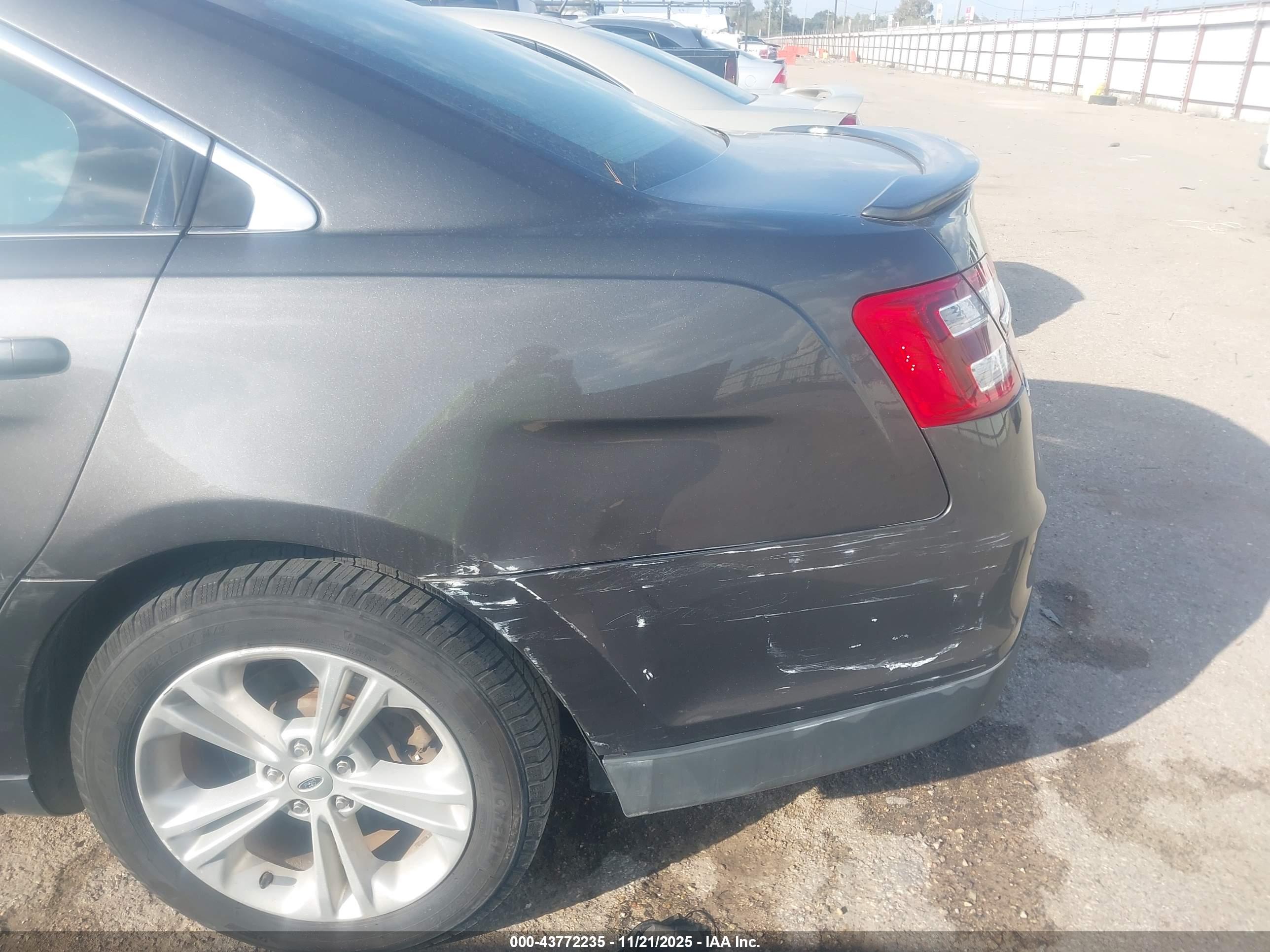 FORD TAURUS image 6