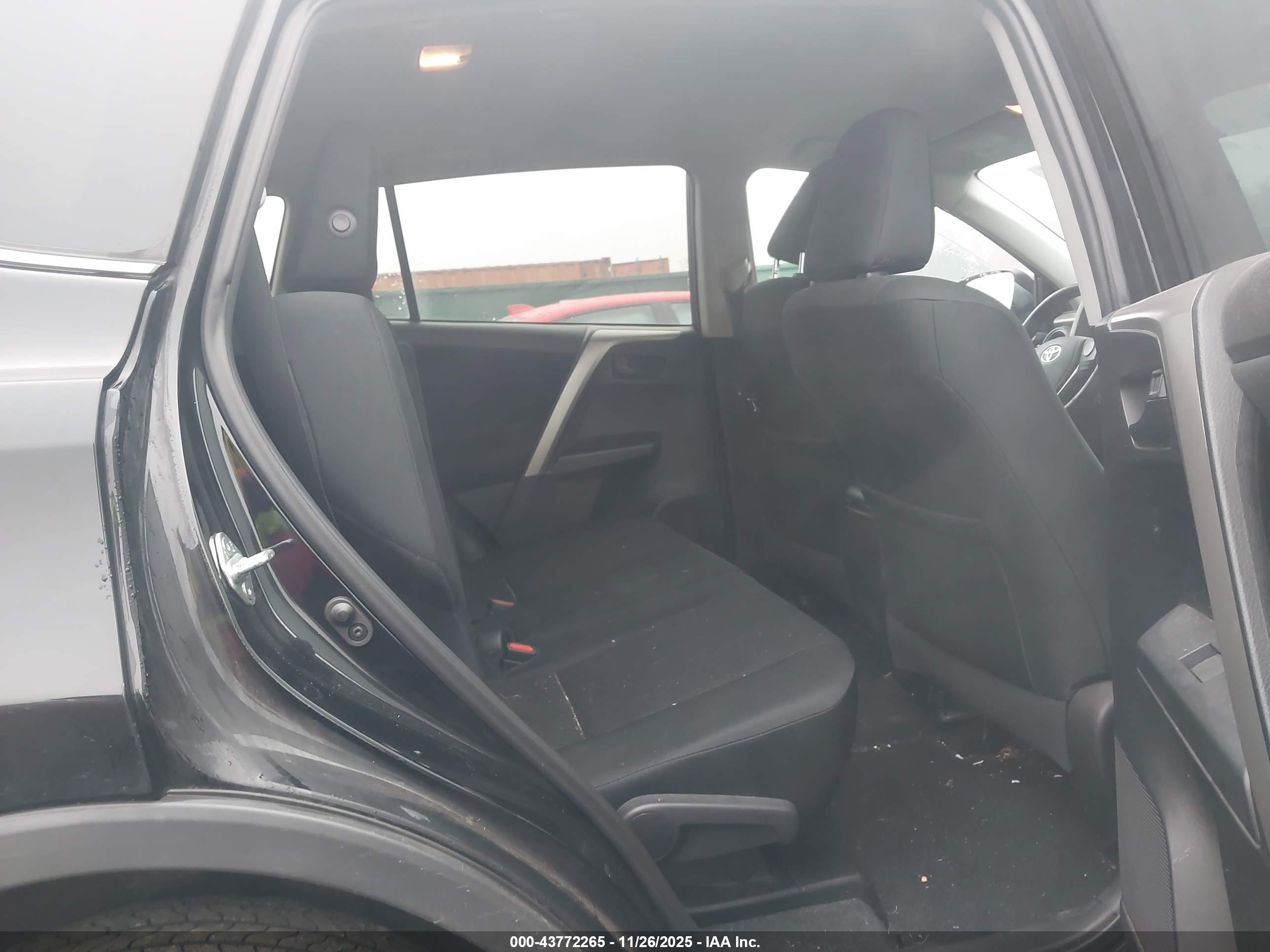 TOYOTA RAV4 image 8