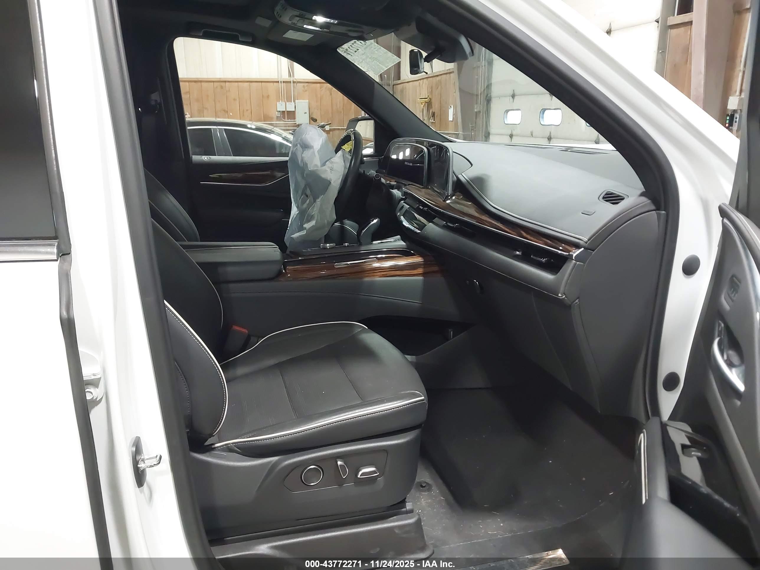 CADILLAC ESCALADE image 5