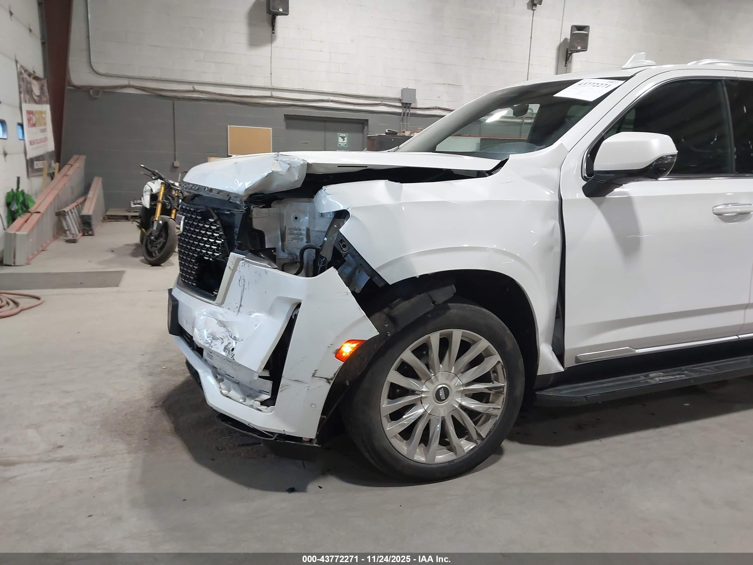 CADILLAC ESCALADE image 6