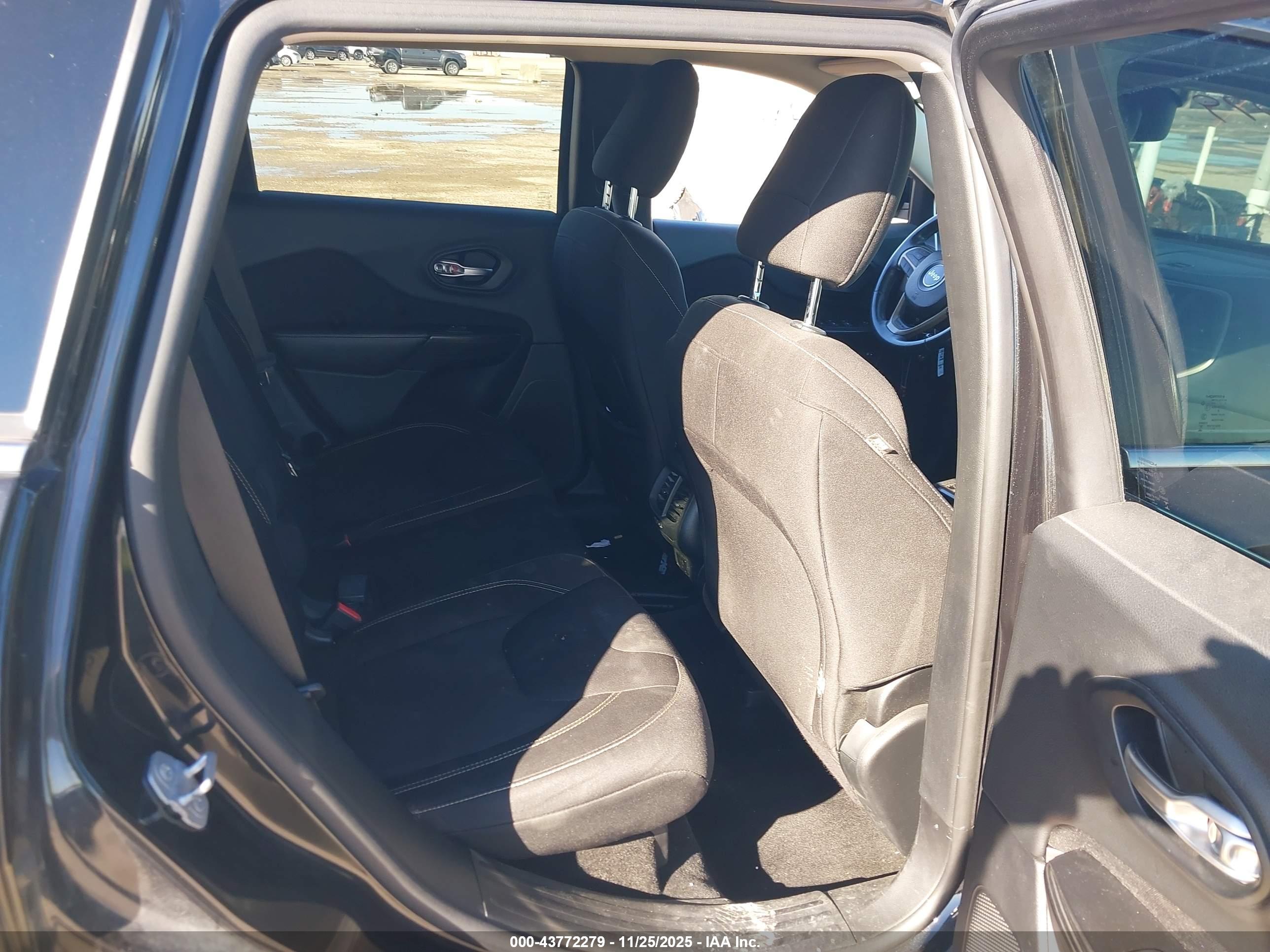 JEEP CHEROKEE image 8