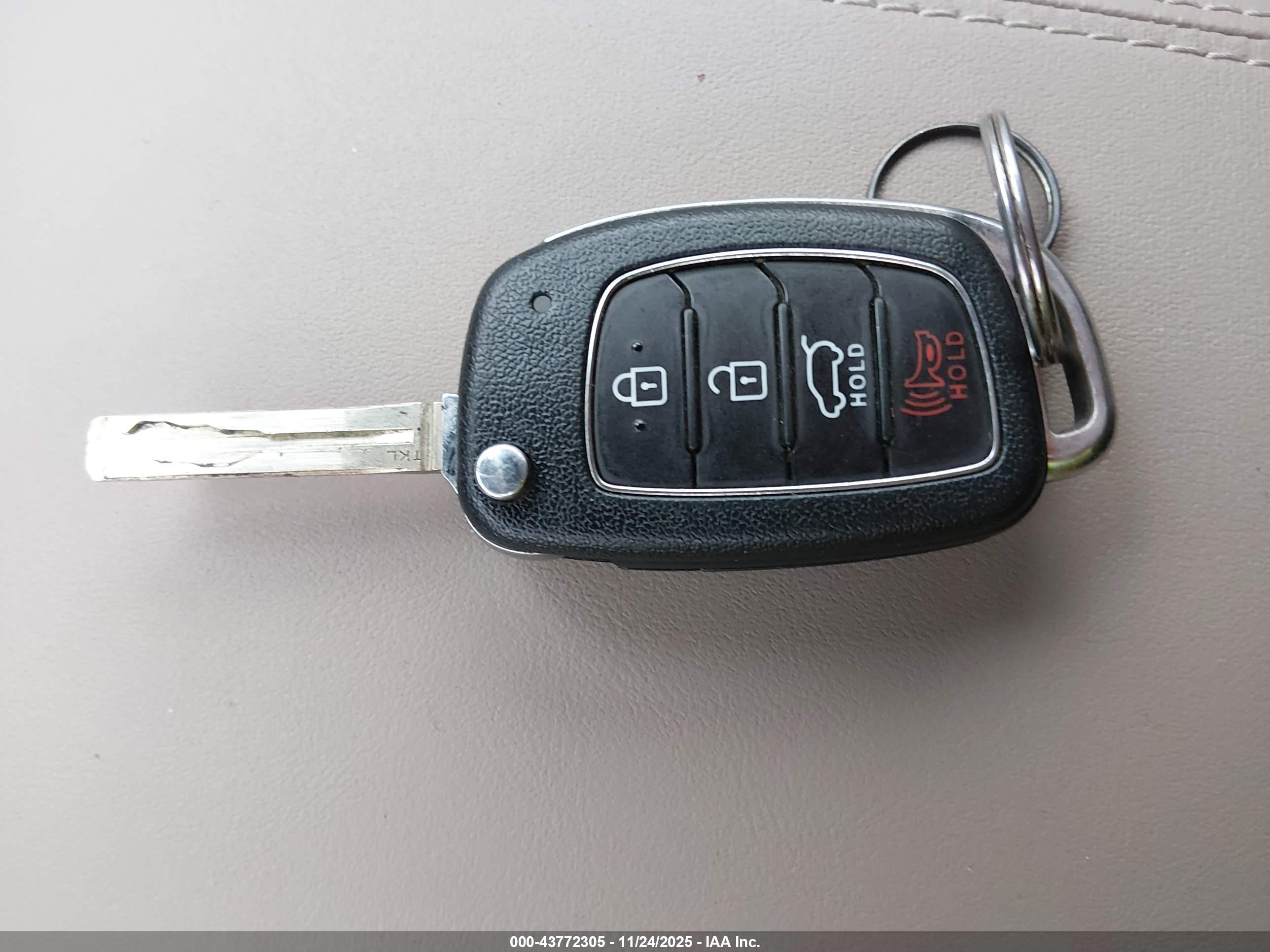 HYUNDAI TUCSON image 11