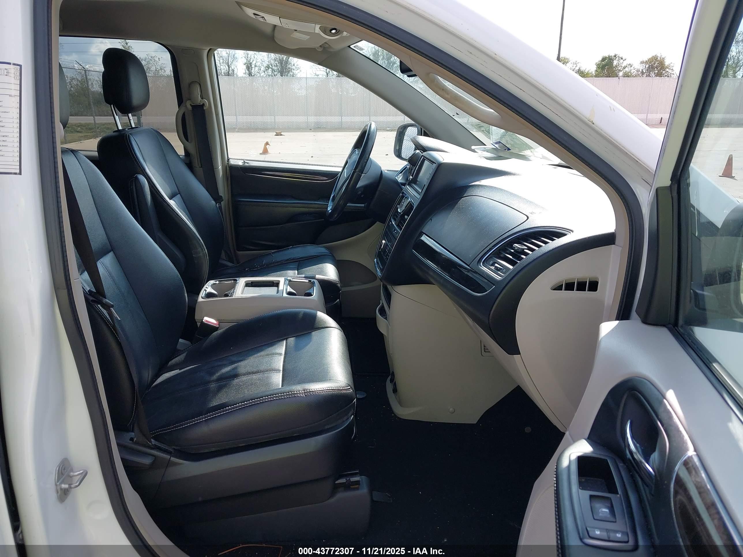 CHRYSLER TOWN image 5