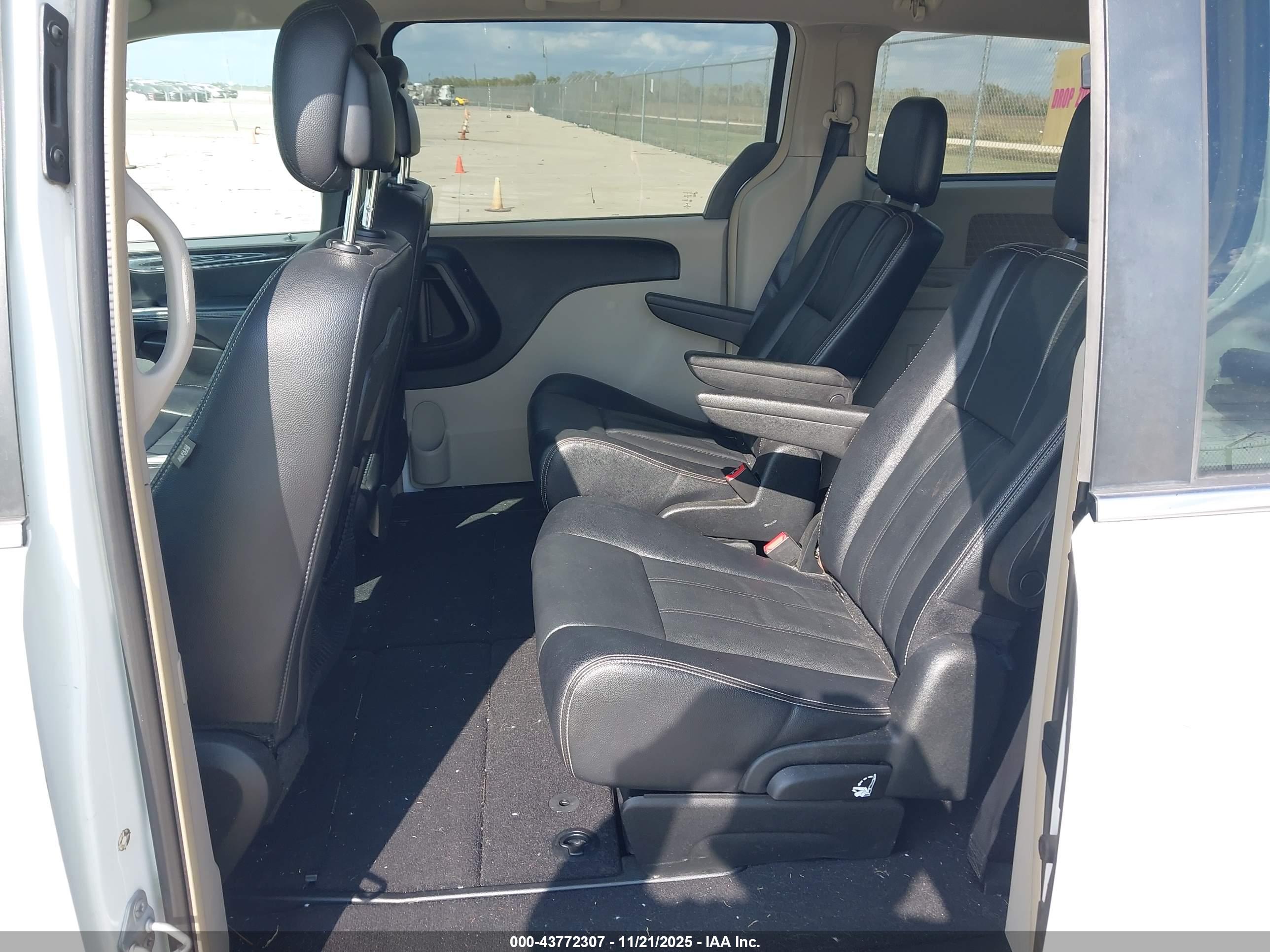 CHRYSLER TOWN image 8