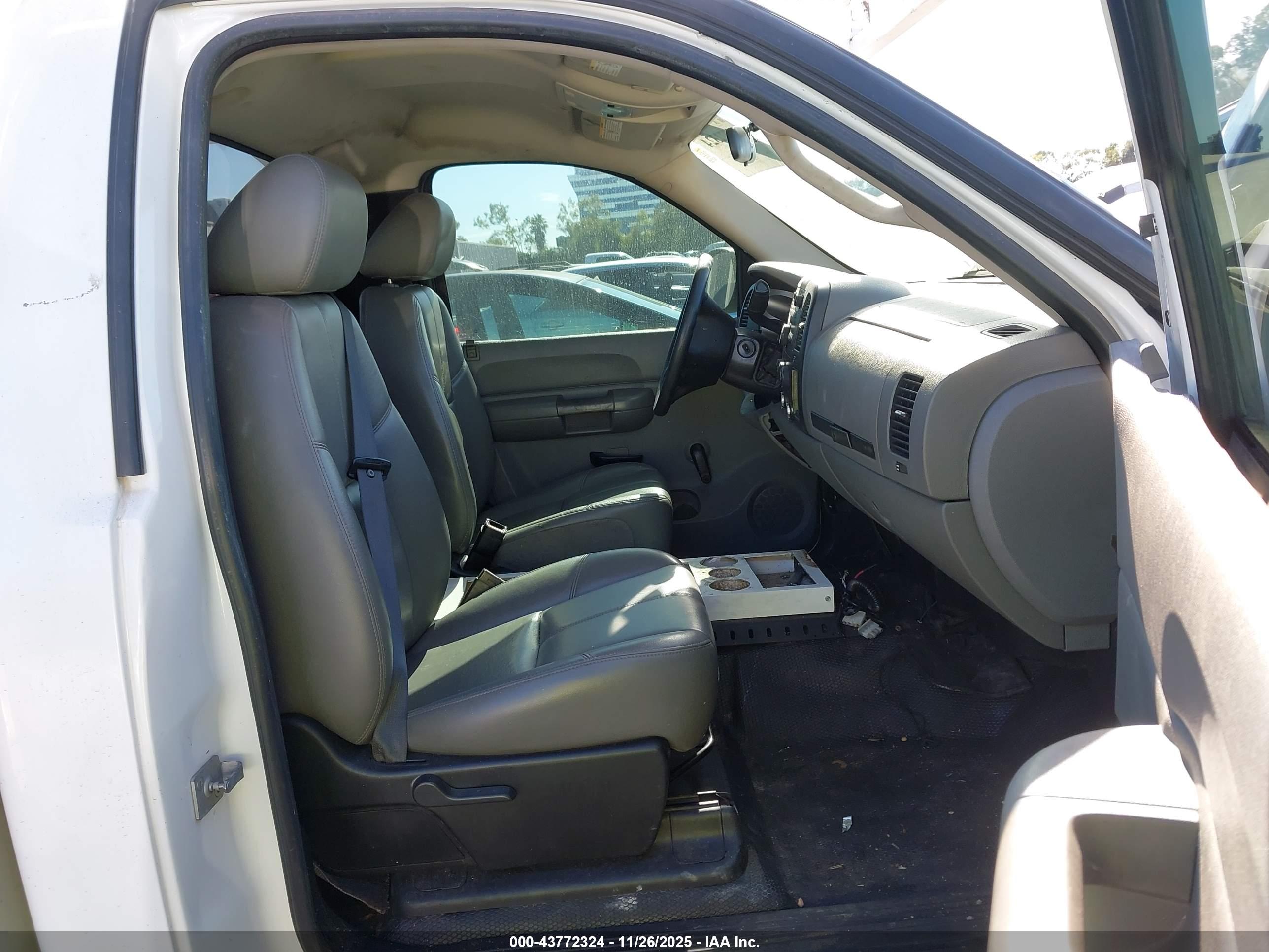 CHEVROLET SILVERADO image 5