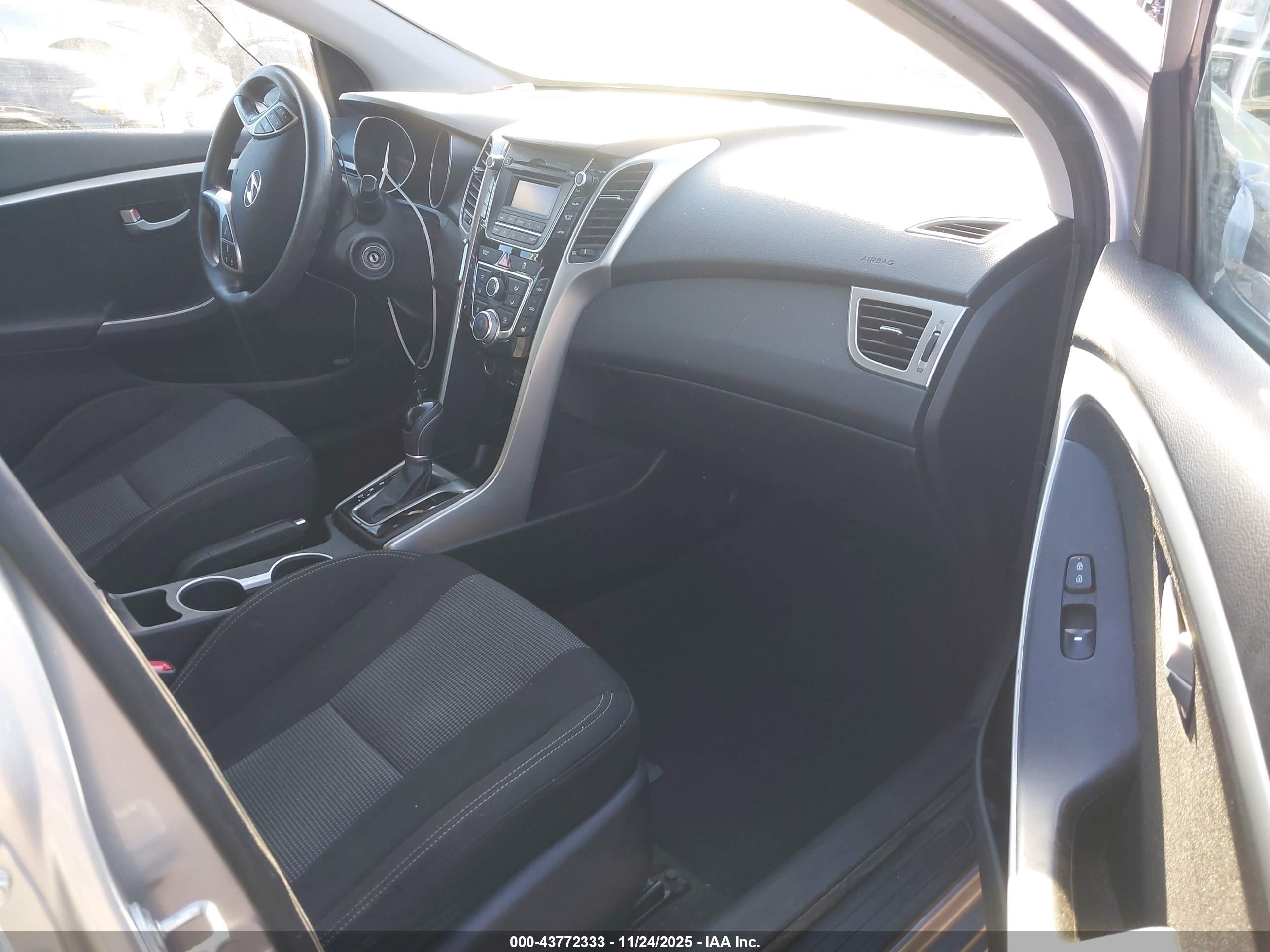 HYUNDAI ELANTRA image 5