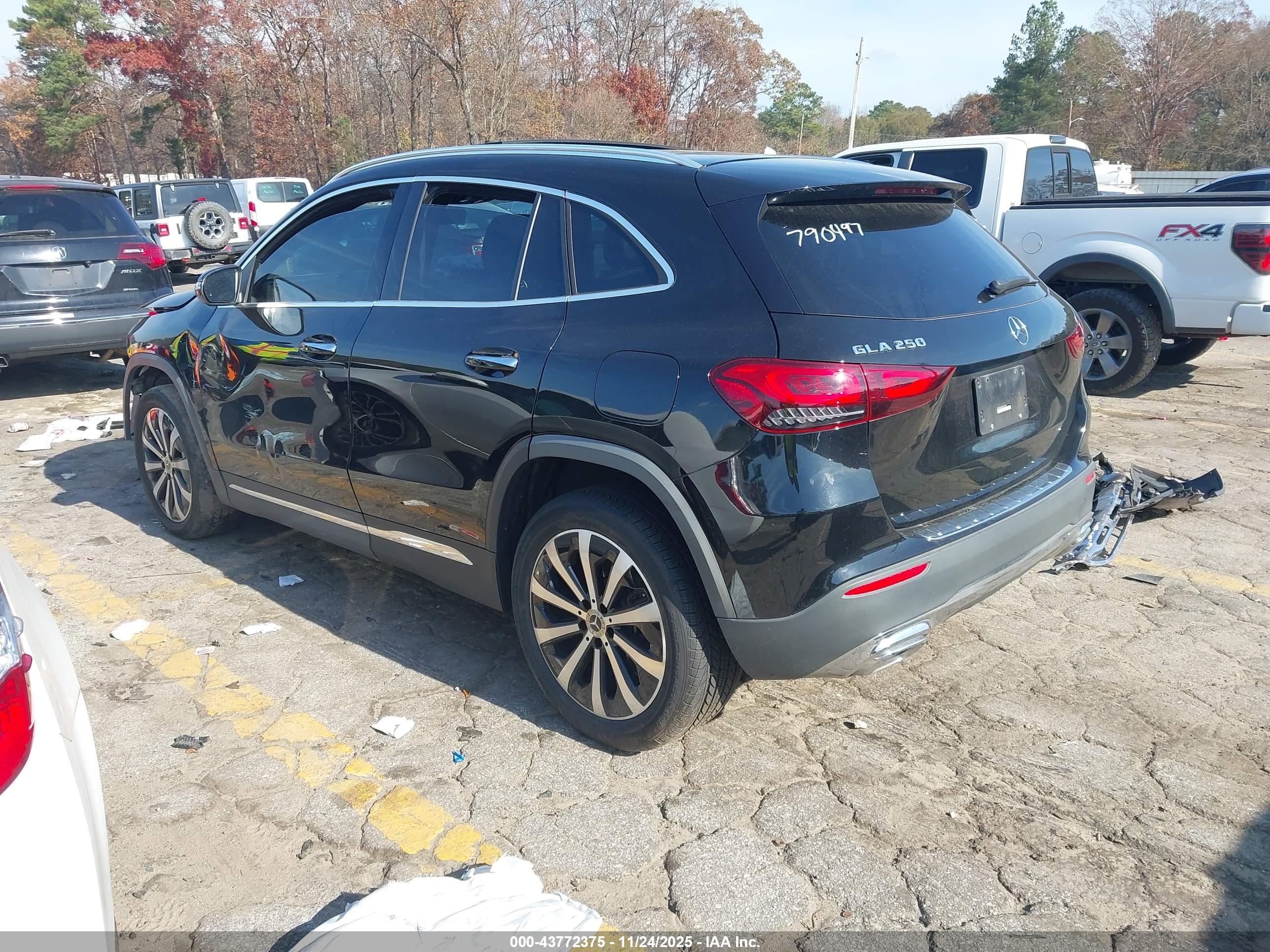 MERCEDES-BENZ GLA image 3