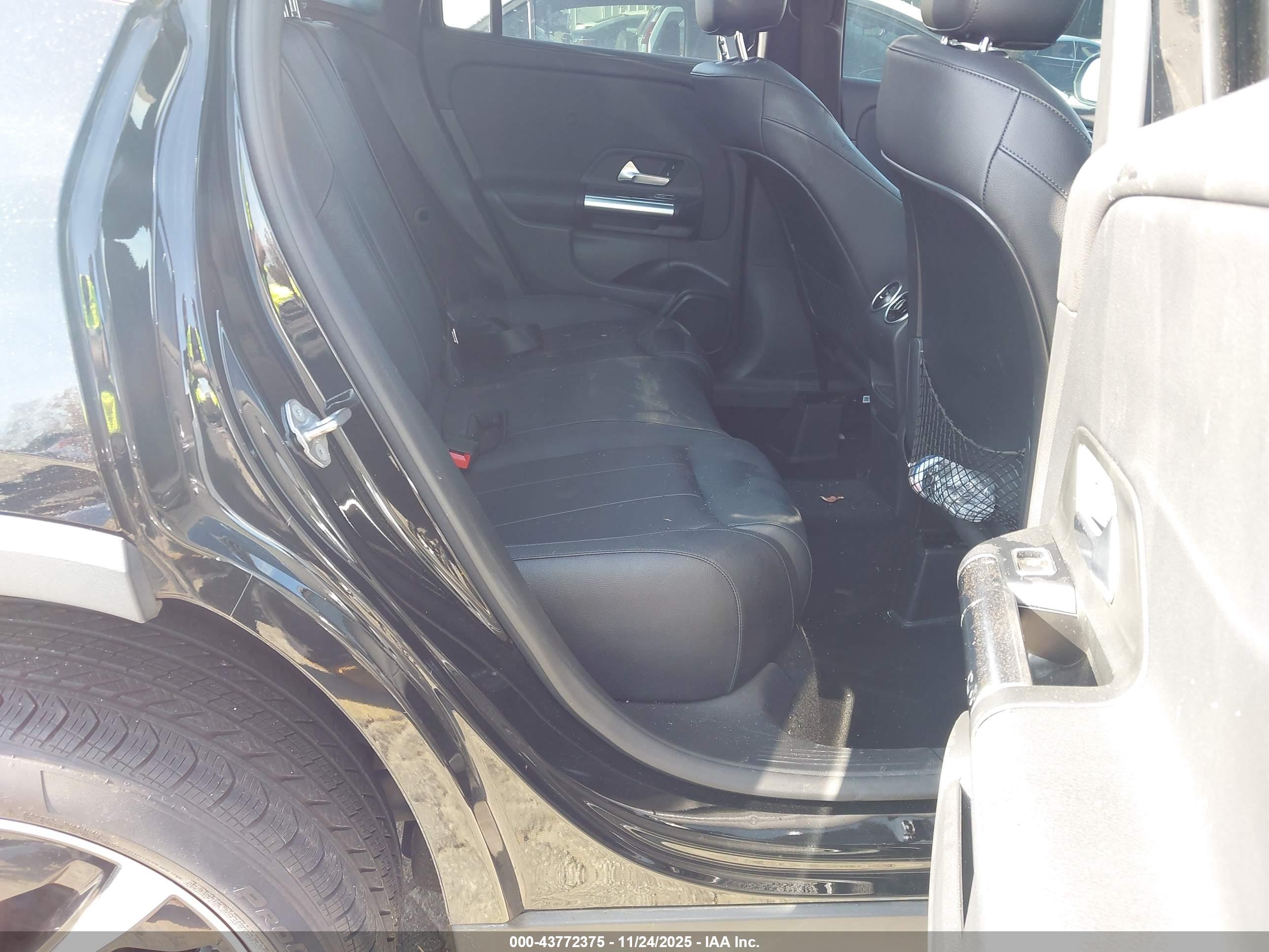 MERCEDES-BENZ GLA image 8