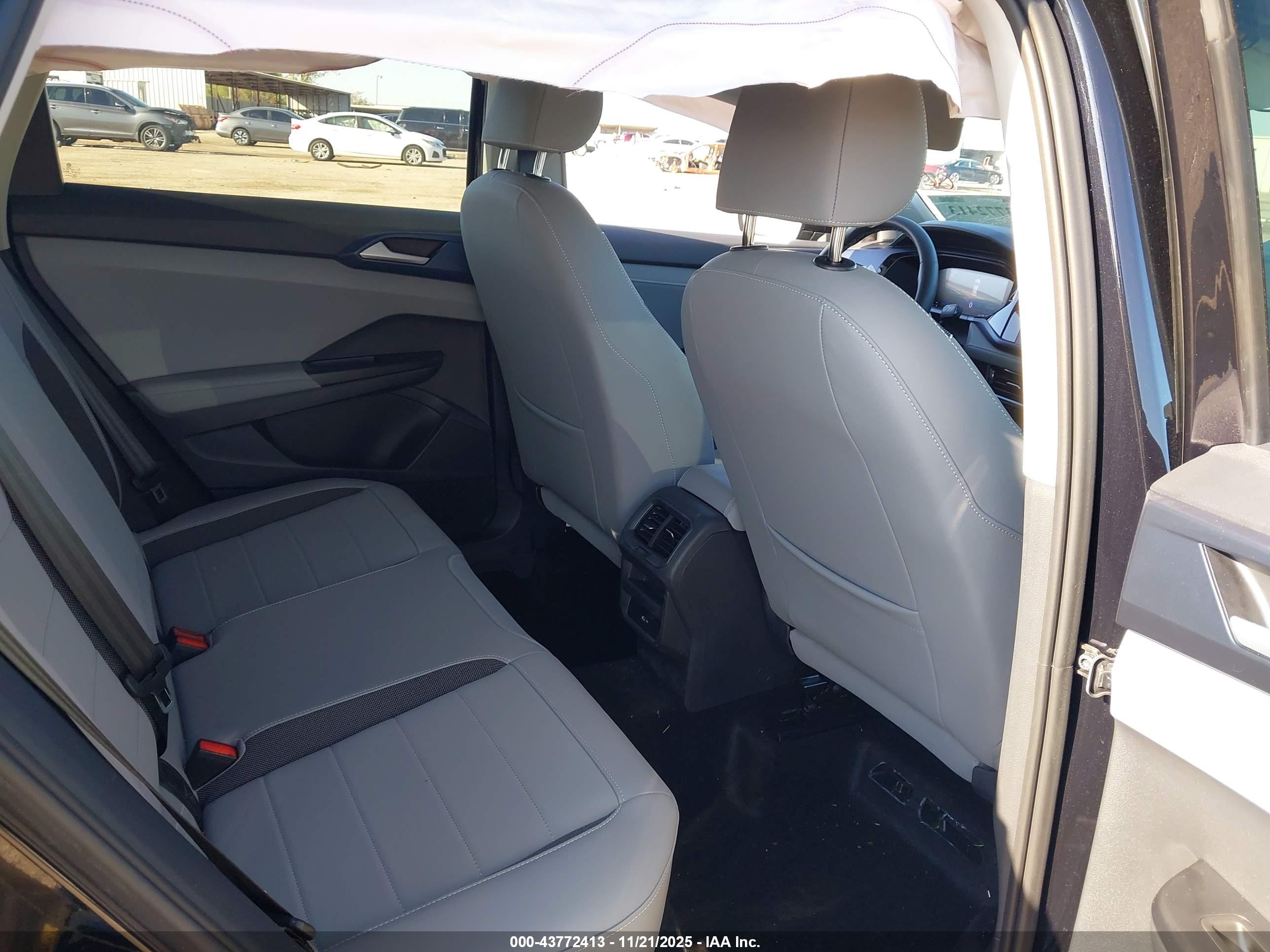 VOLKSWAGEN TAOS image 8