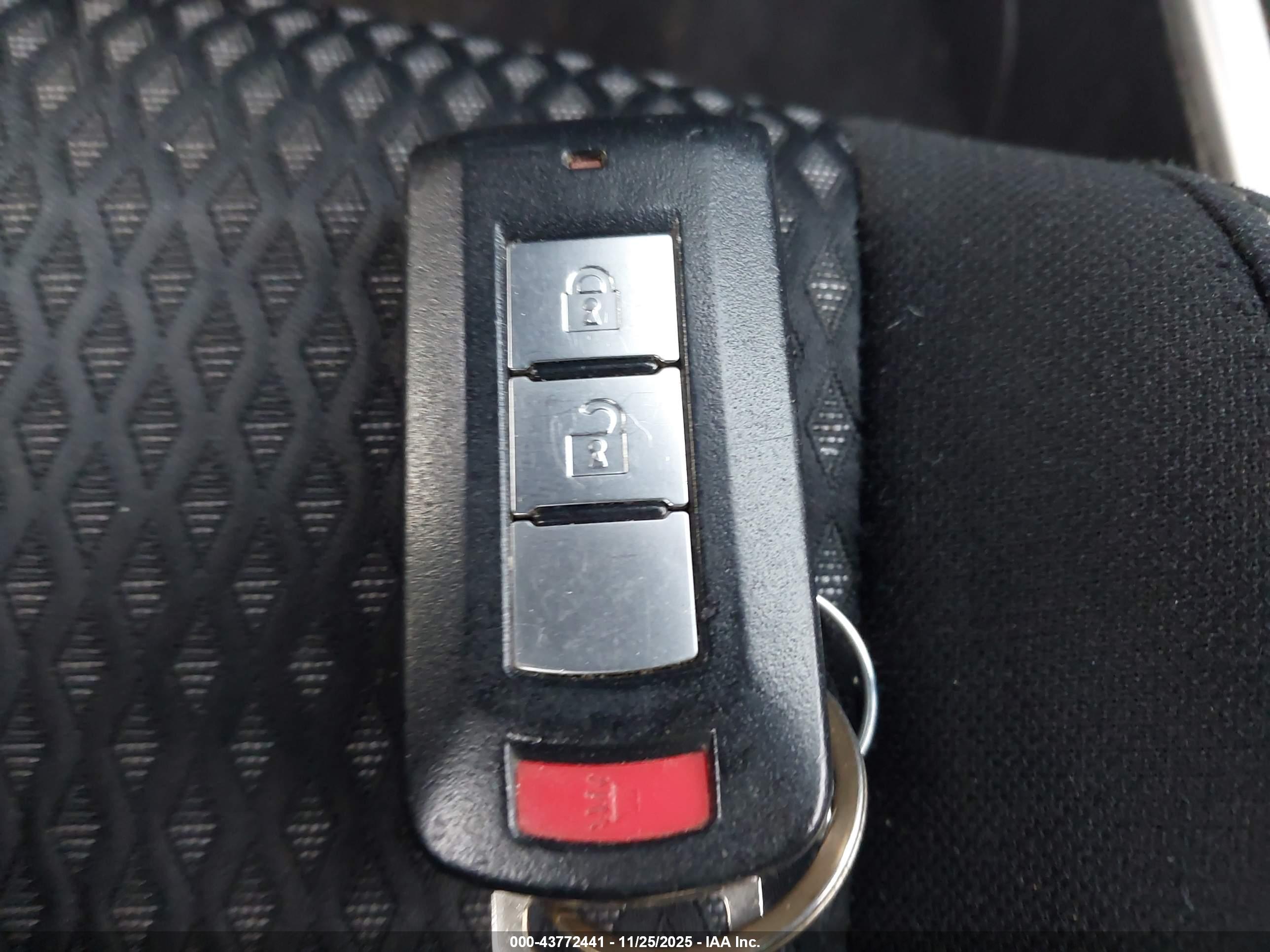 MITSUBISHI OUTLANDER image 11