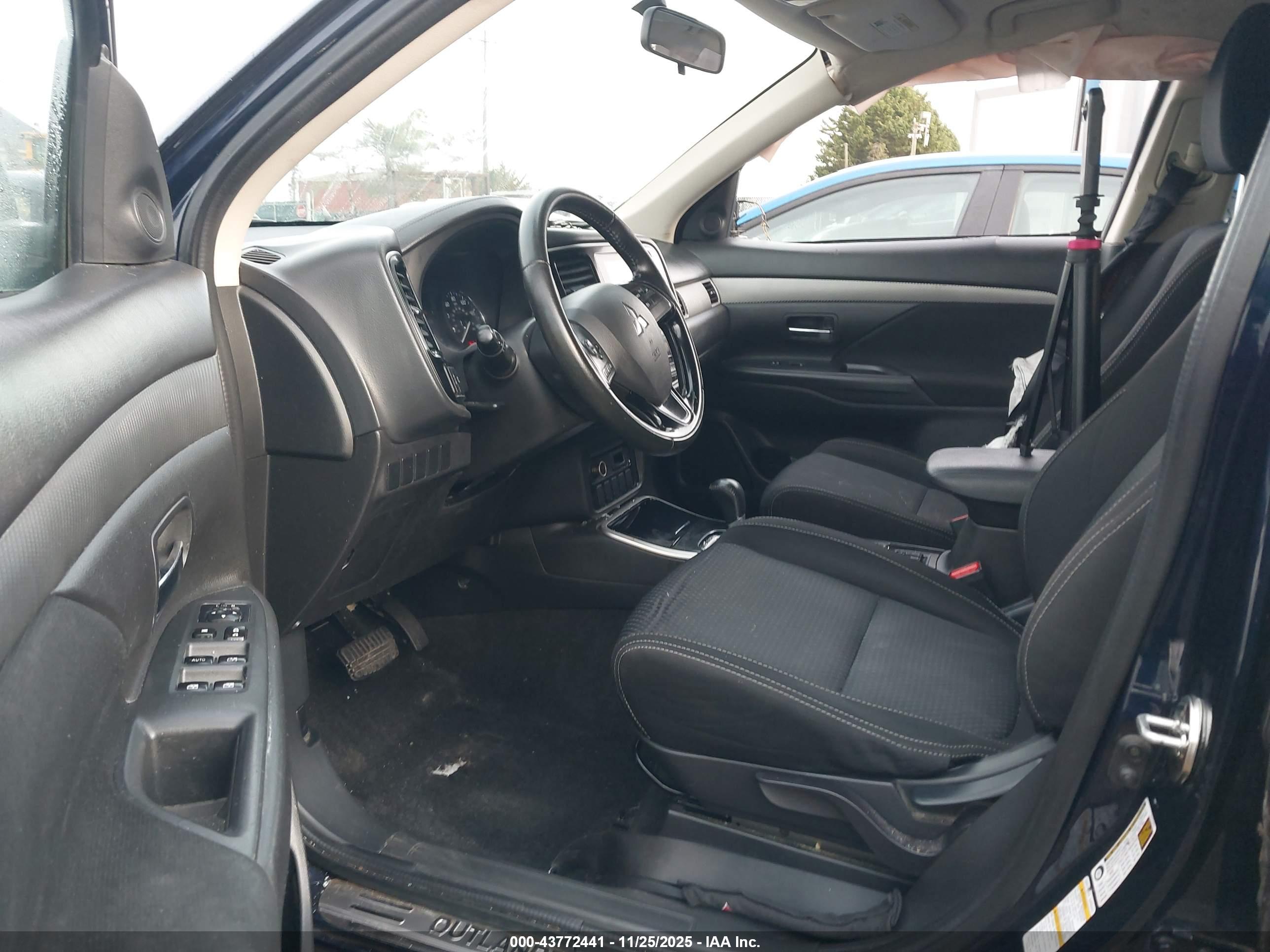 MITSUBISHI OUTLANDER image 5