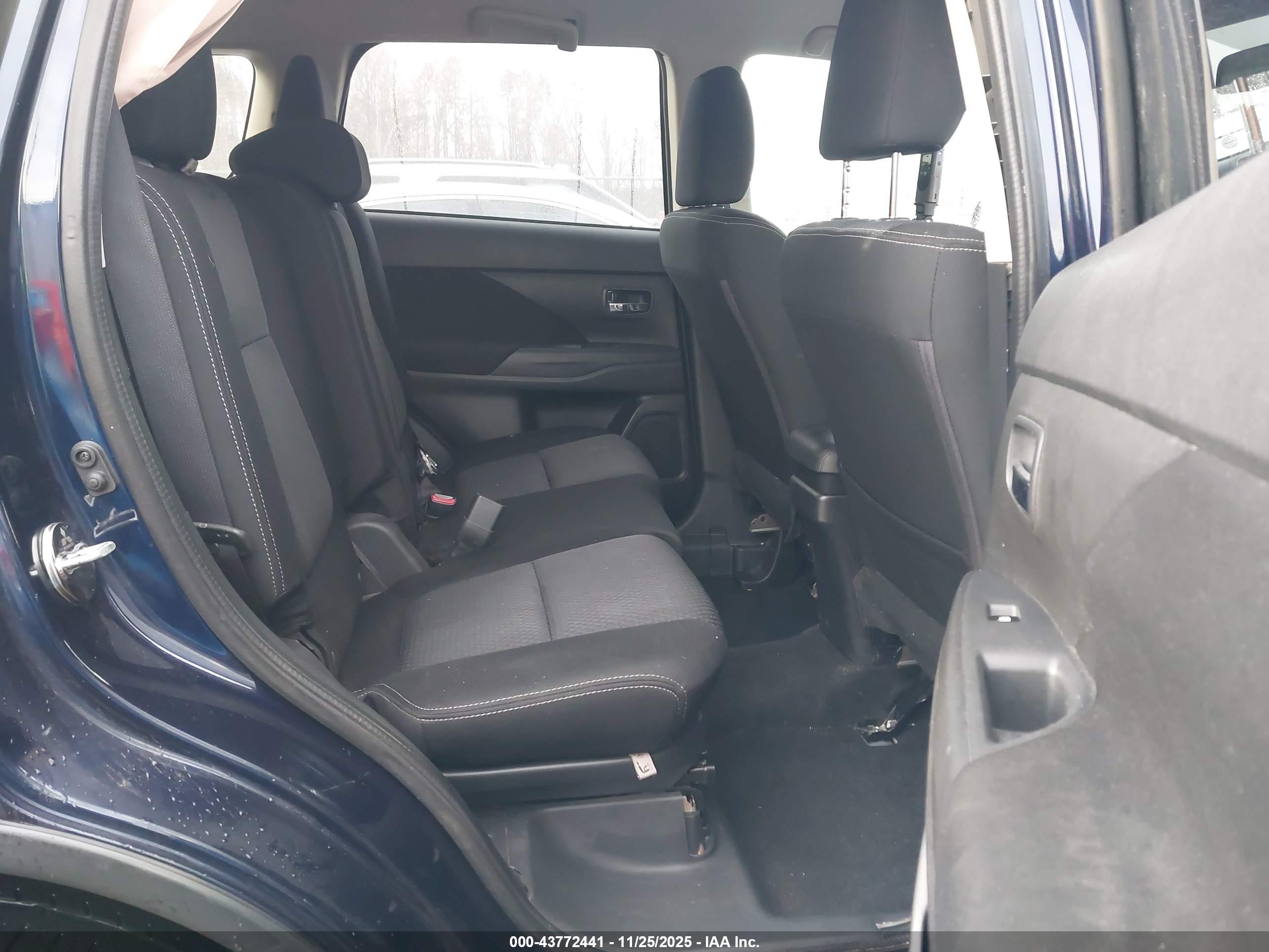 MITSUBISHI OUTLANDER image 8