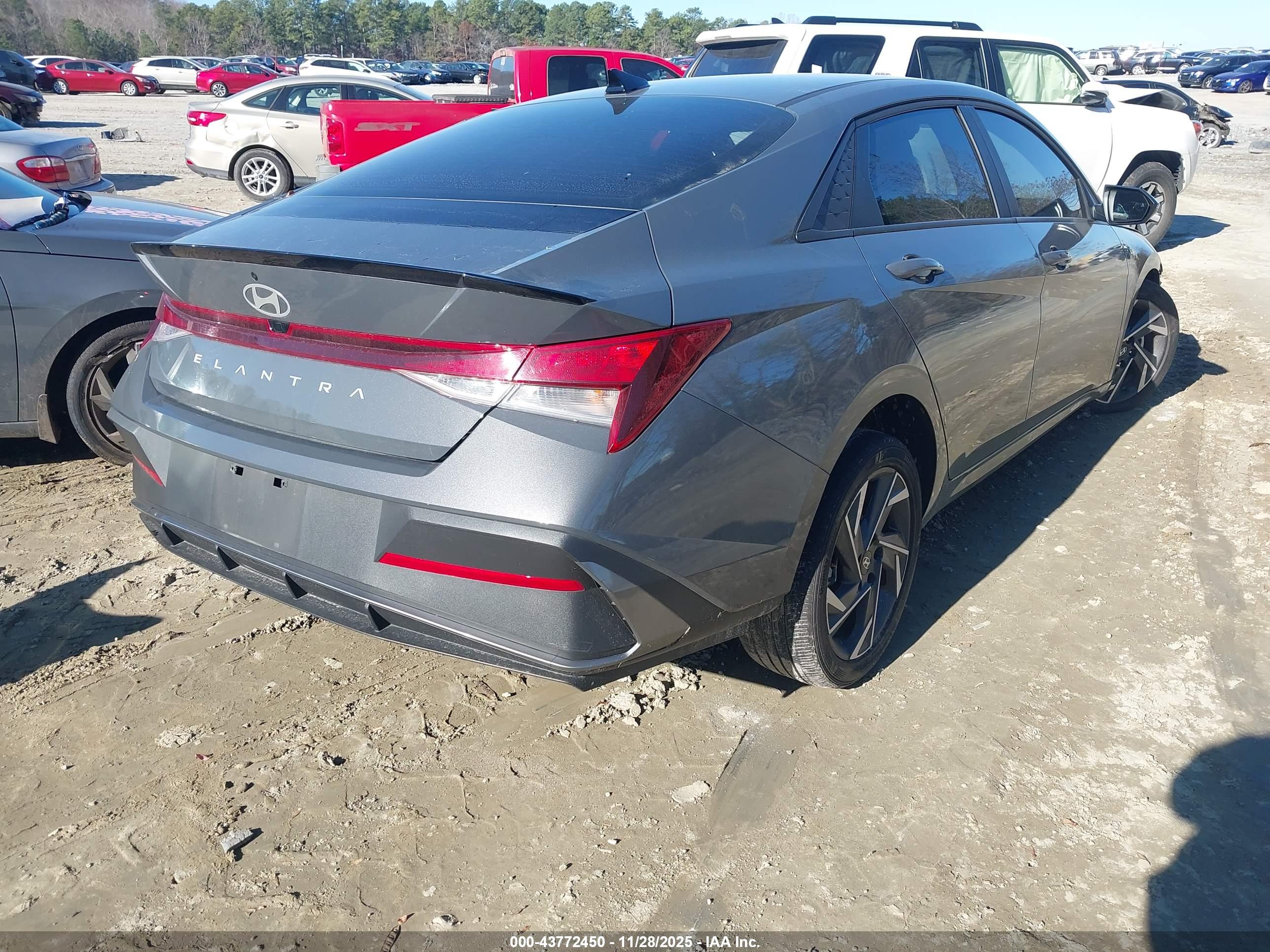 HYUNDAI ELANTRA image 4