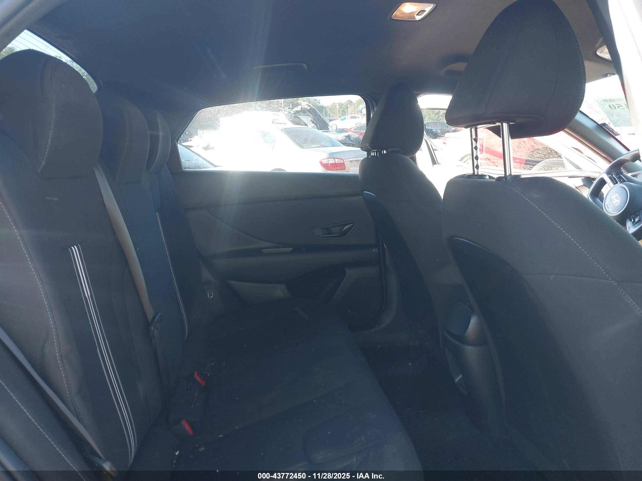 HYUNDAI ELANTRA image 8