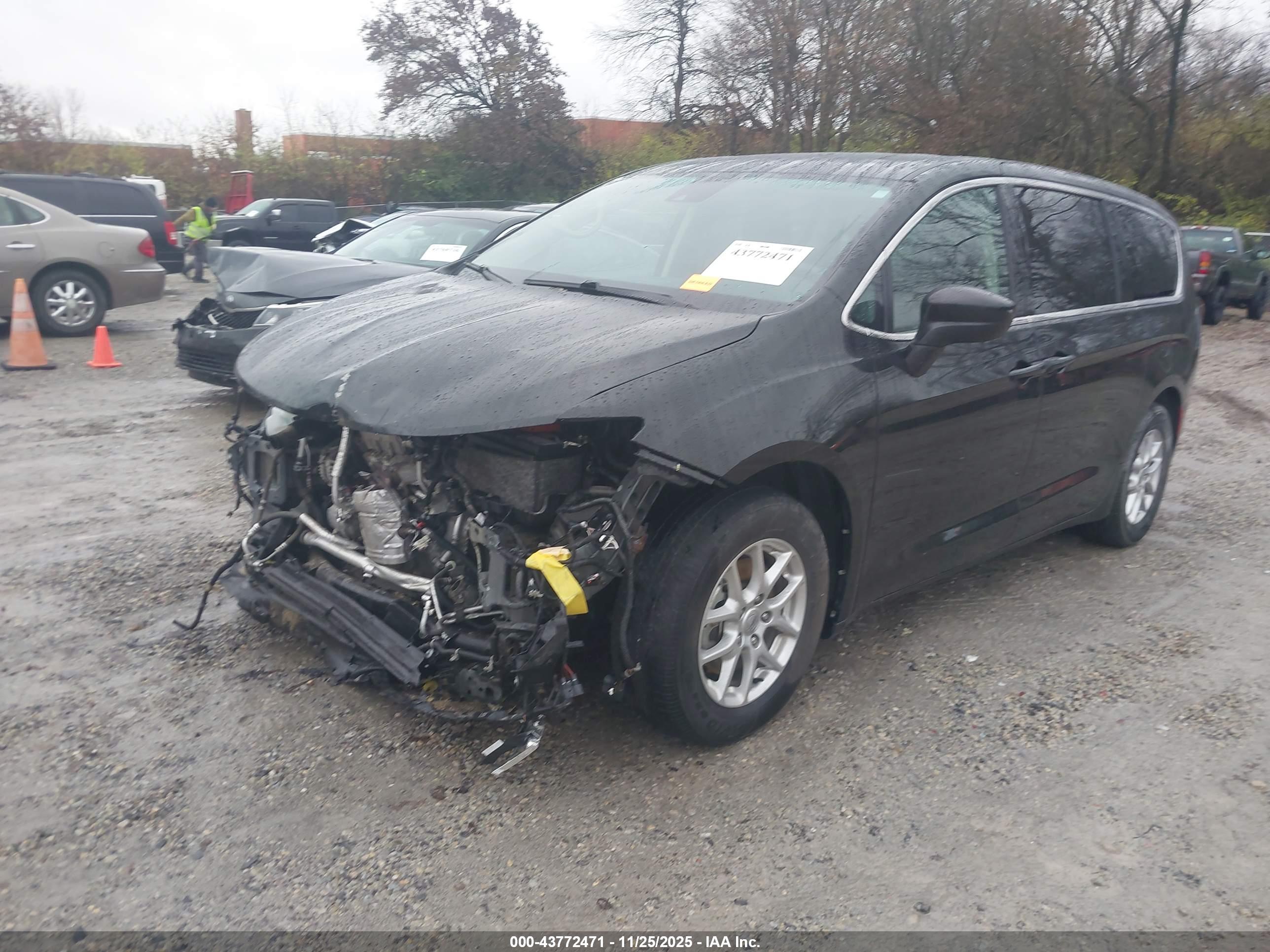 CHRYSLER VOYAGER image 2