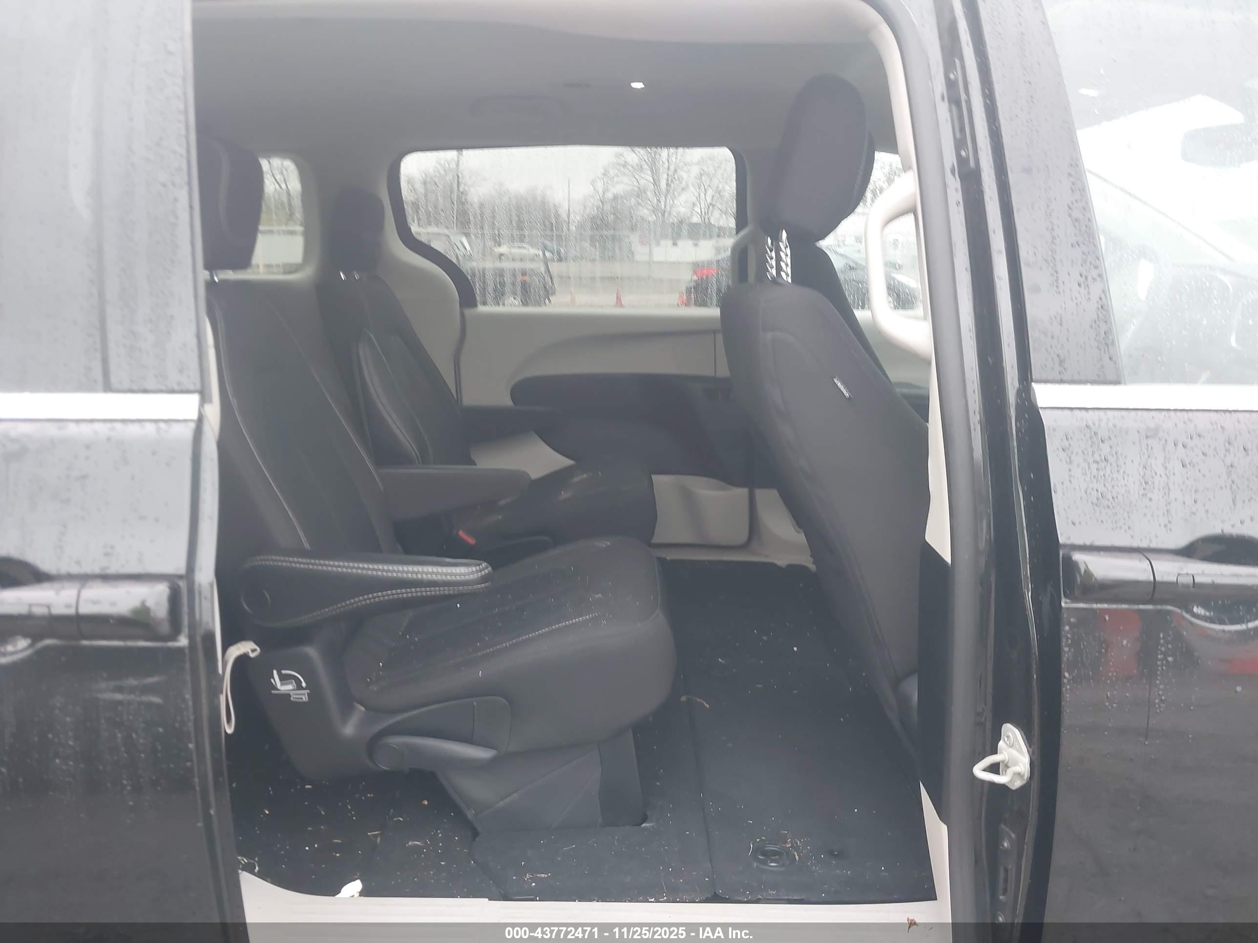 CHRYSLER VOYAGER image 8