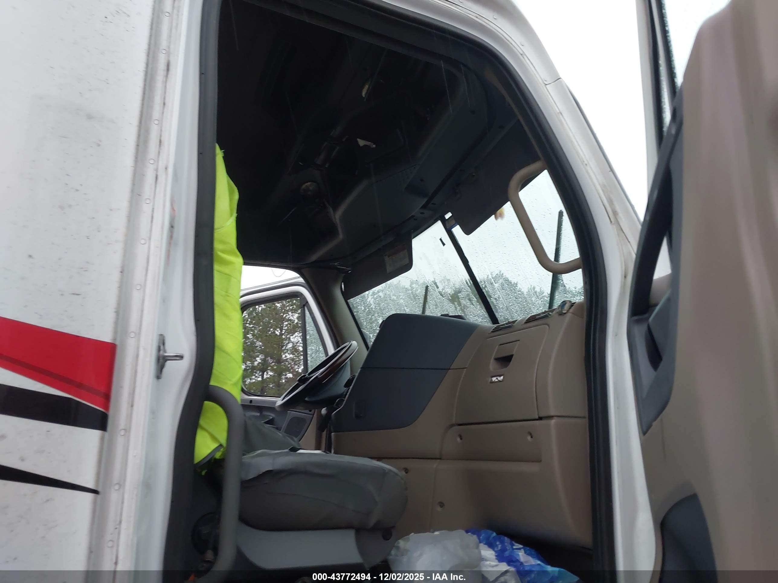 FREIGHTLINER CASCADIA image 8