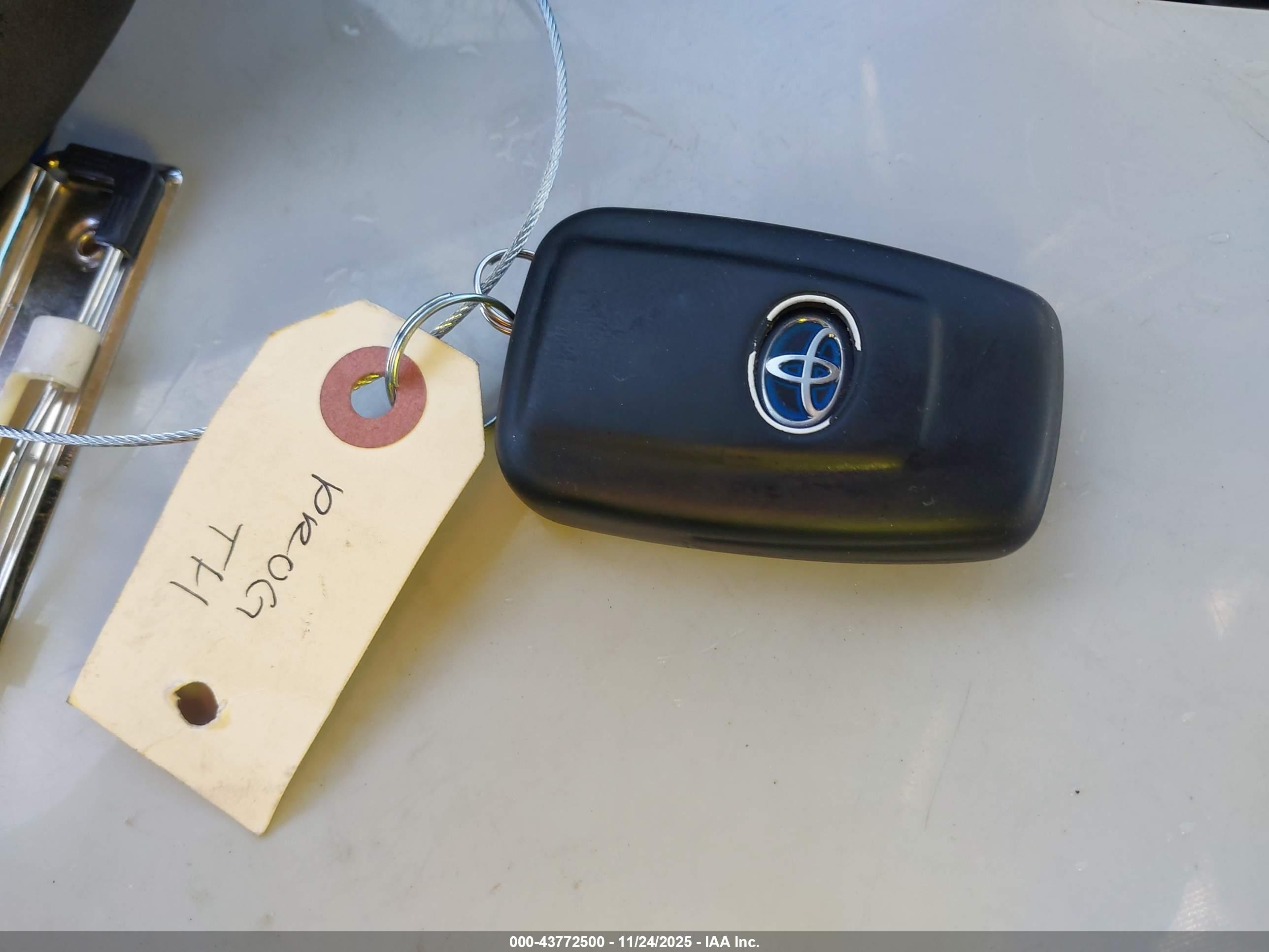 TOYOTA RAV4 image 11