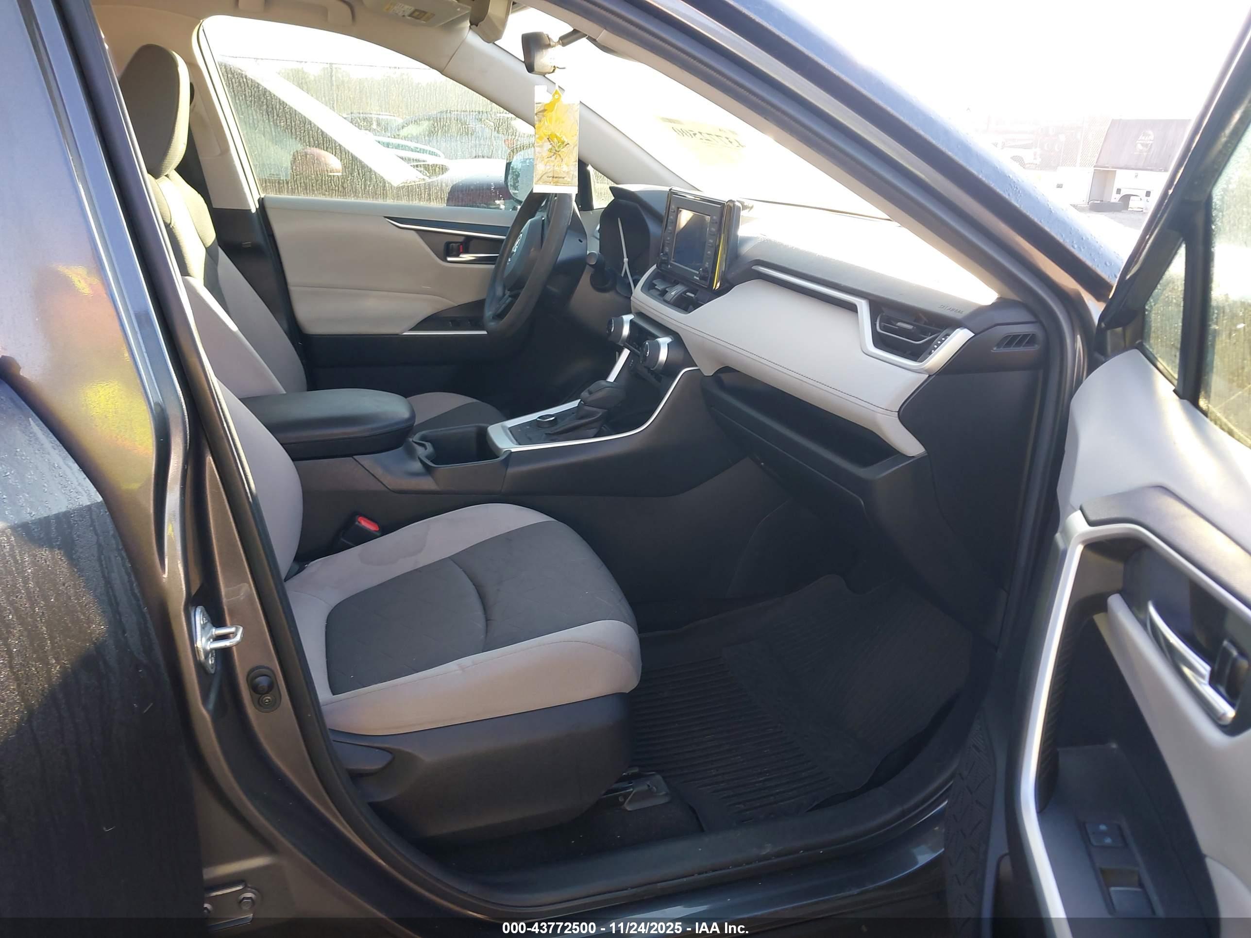 TOYOTA RAV4 image 5