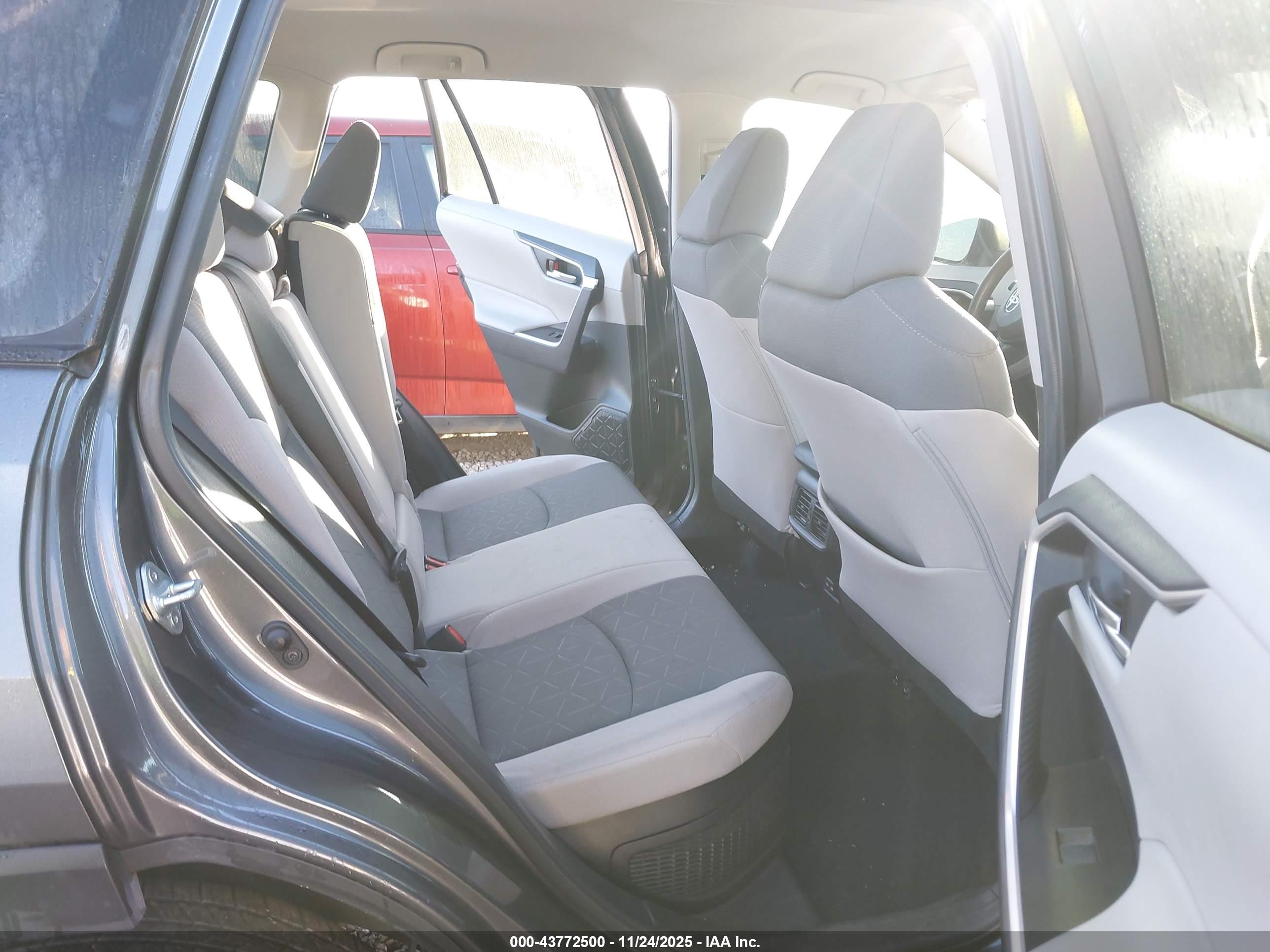TOYOTA RAV4 image 8