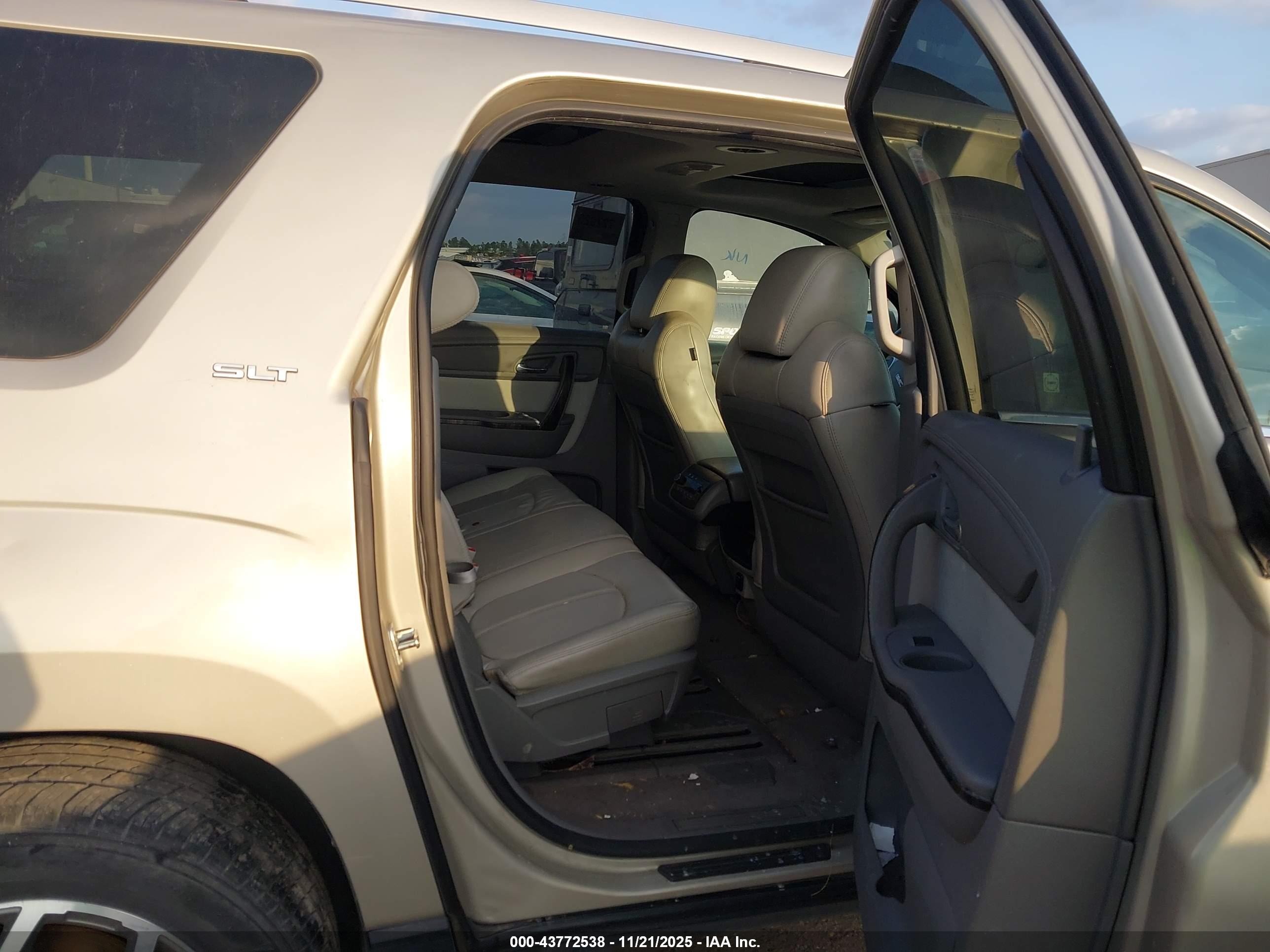 GMC ACADIA image 8