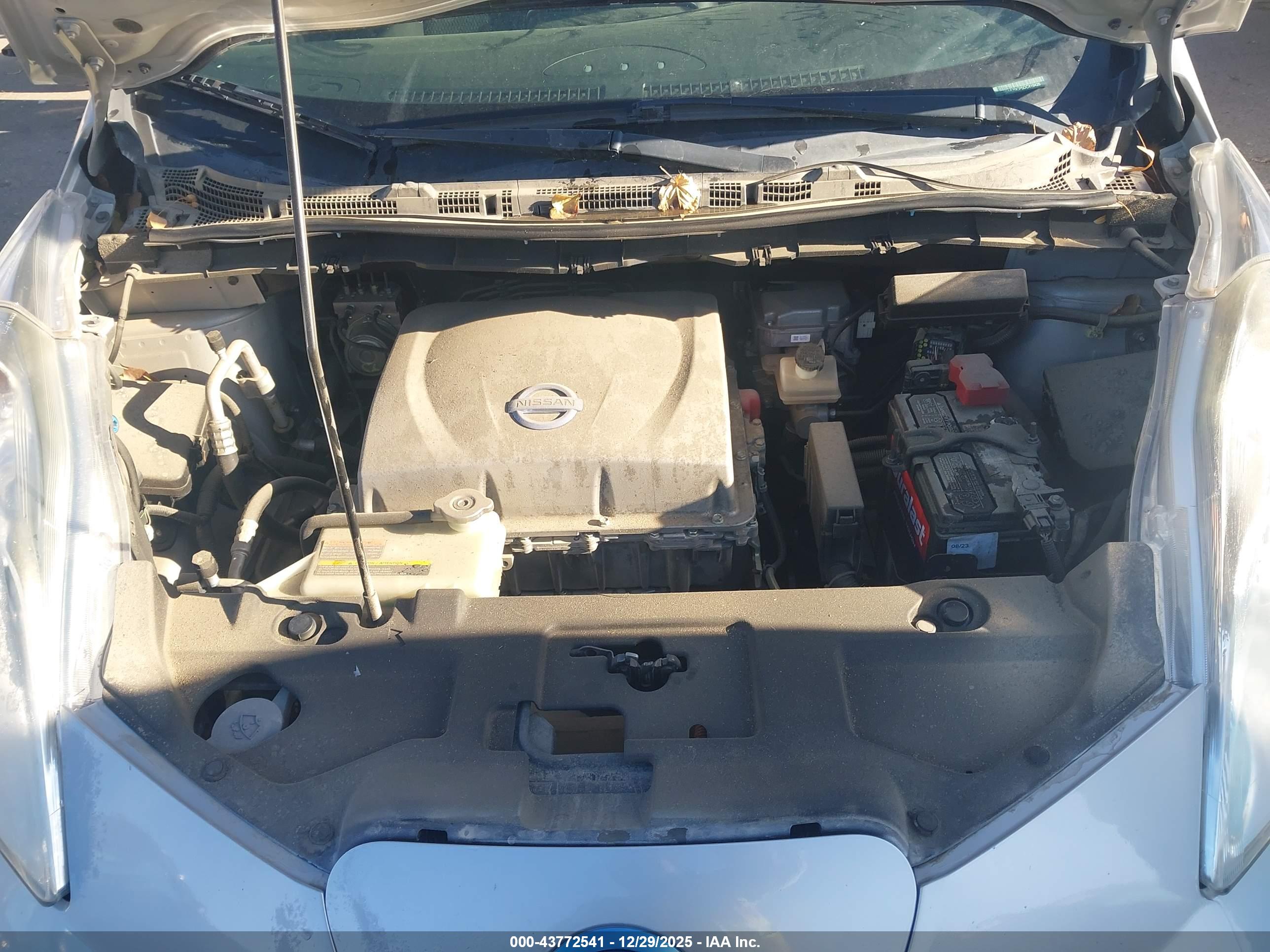 NISSAN LEAF image 10
