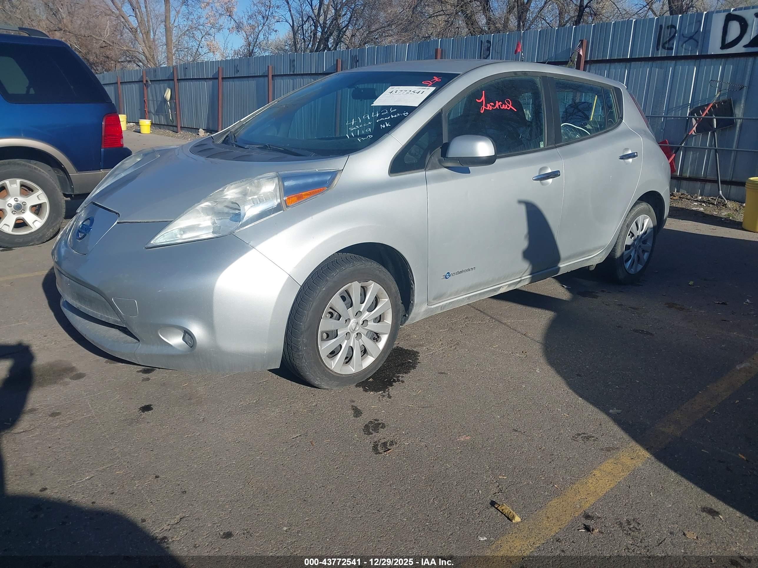 NISSAN LEAF image 2