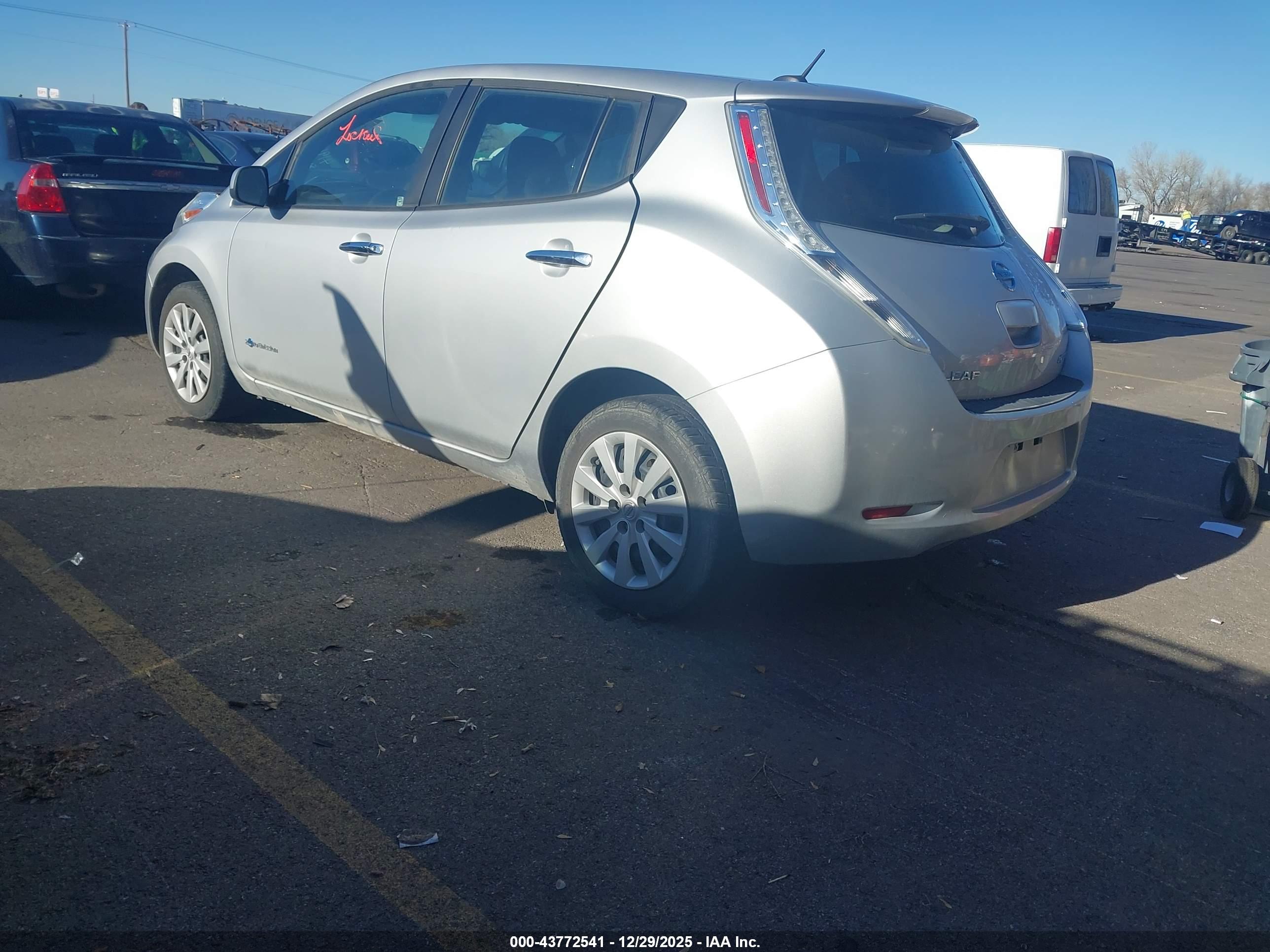 NISSAN LEAF image 3