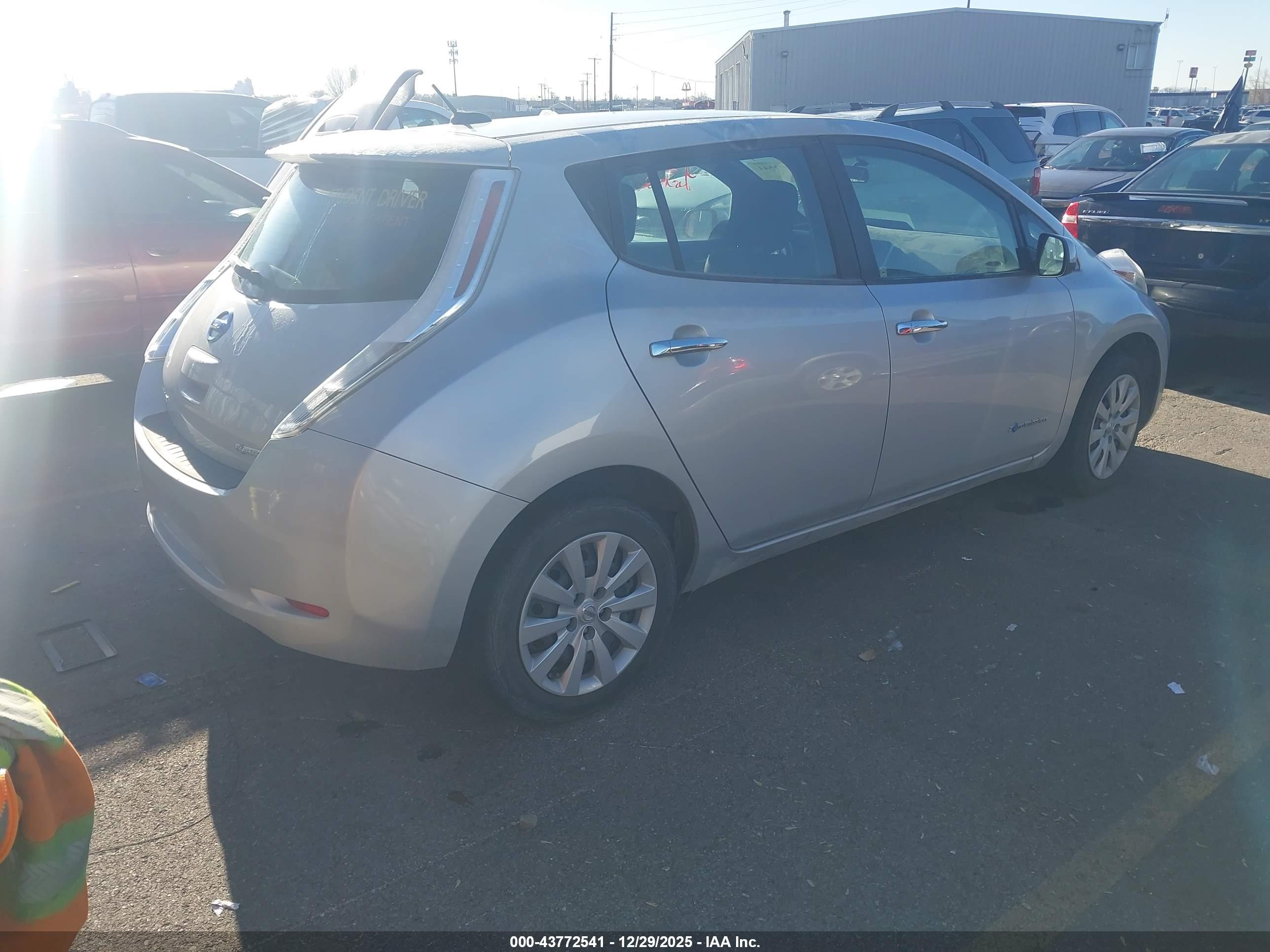 NISSAN LEAF image 4